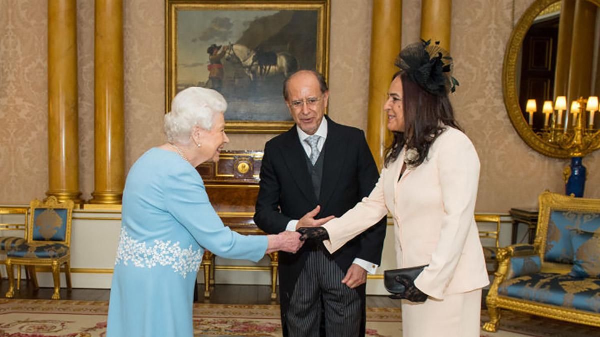 В платье цвета неба: королева Елизавета II организовала торжественный прием