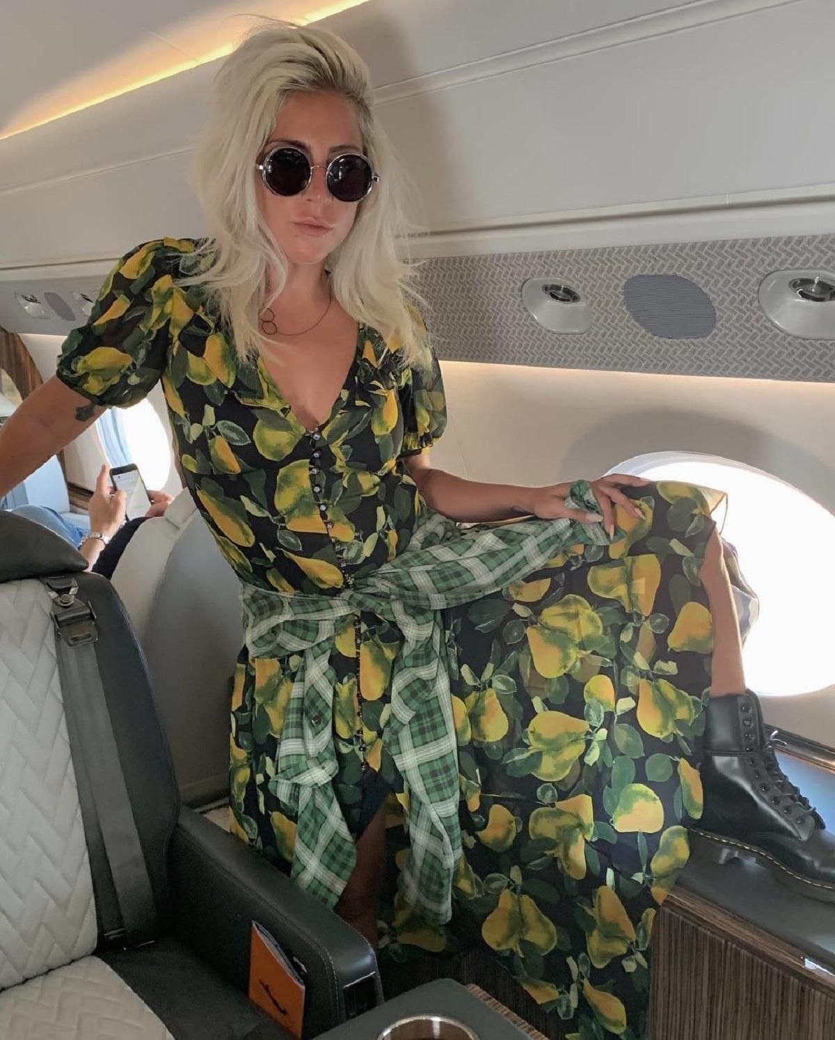Леди Гага примерила стильное платье от Marc Jacobs на борту самолета: фото