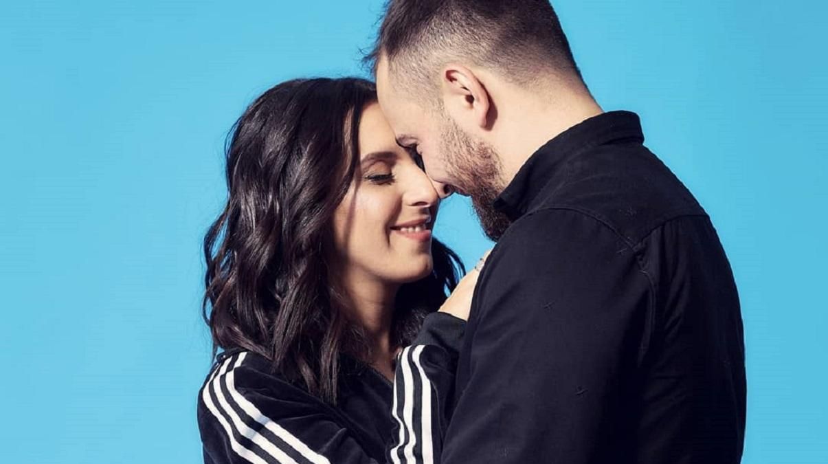 Джамала показала чуттєве фото з коханим чоловіком Джамала показала чуттєве фото з коханим чоловіком