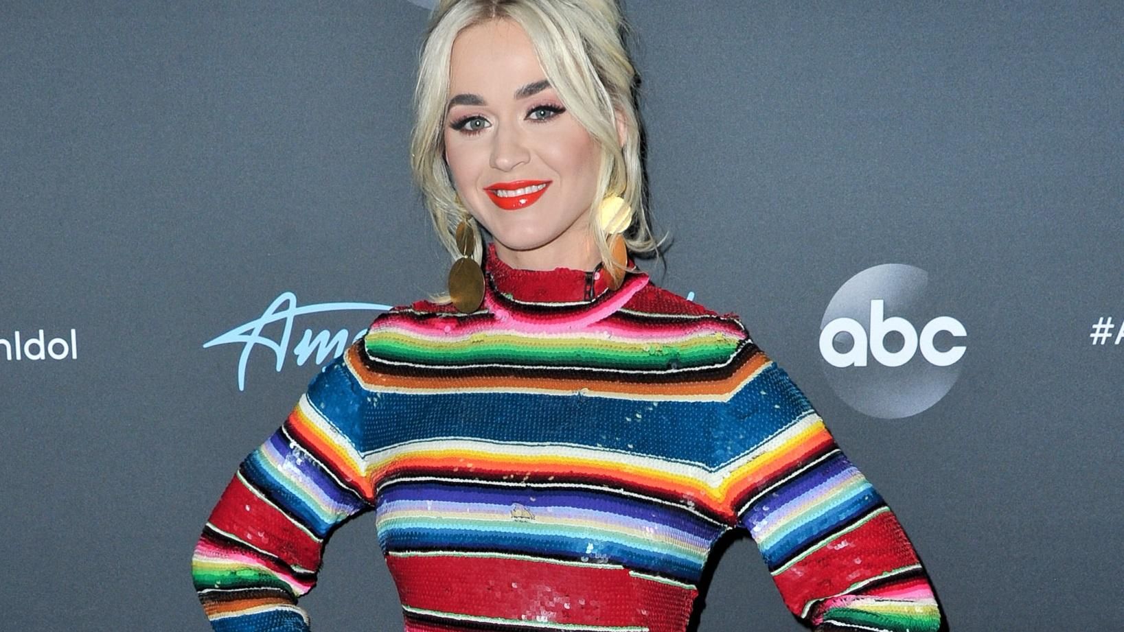 Як цукерочка: Кеті Перрі блиснула ногами у яскравій сукні – фото Як цукерочка: Кеті Перрі блиснула ногами у яскравій сукні – фото