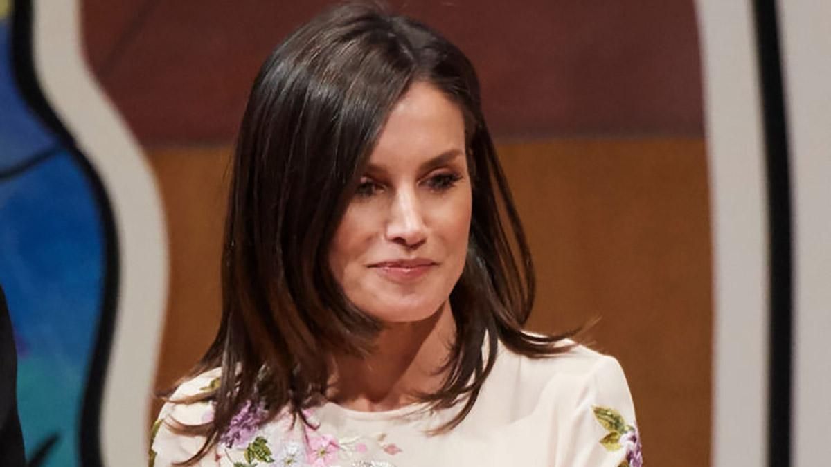 В нежном платье с цветочным принтом: эффектный образ королевы Испании В нежном платье с цветочным принтом: эффектный образ королевы Испании