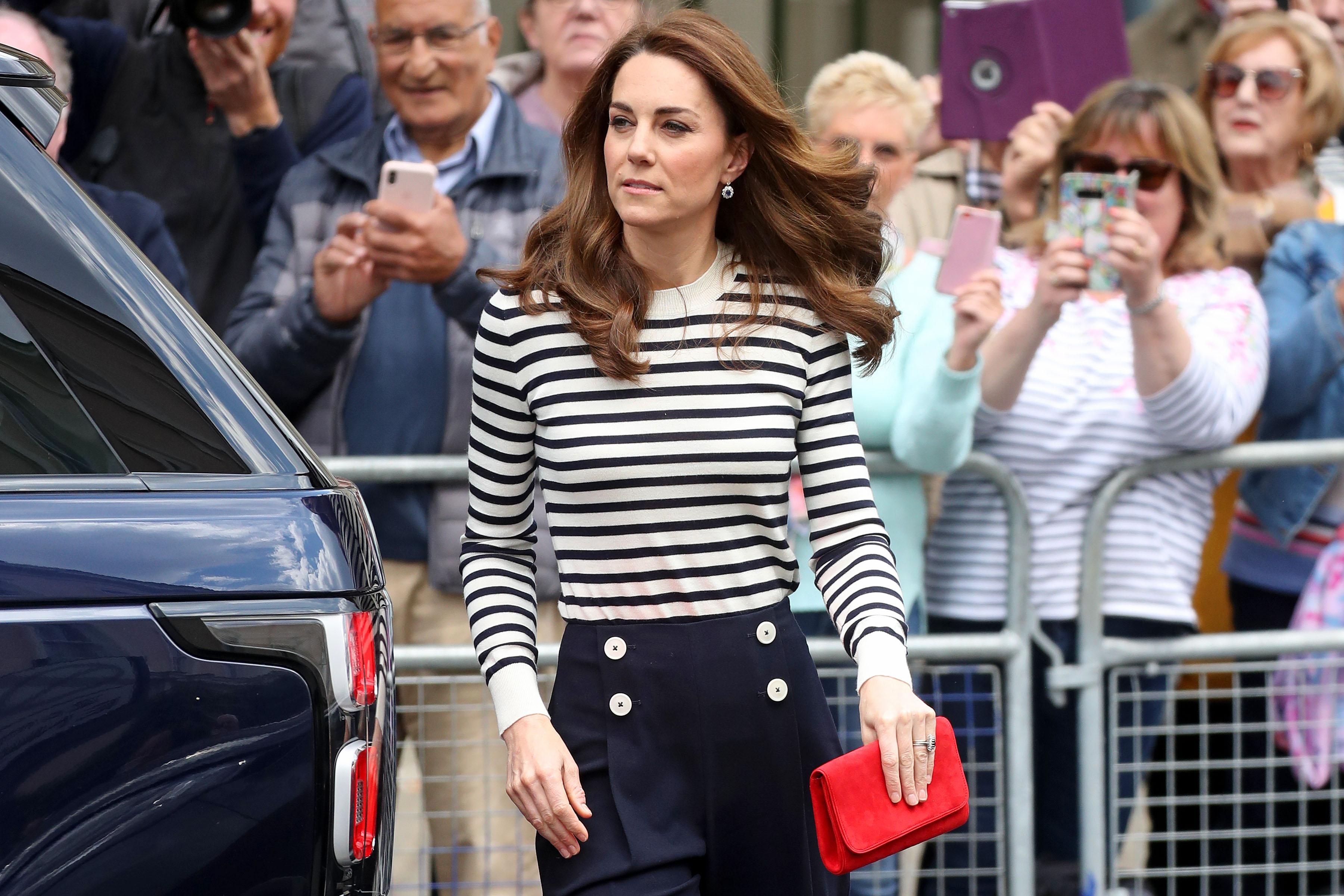 У смугастому джемпері та з червоною сумкою: Кейт Міддлтон приголомшила стильним образом У смугастому джемпері та з червоною сумкою: Кейт Міддлтон приголомшила стильним образом