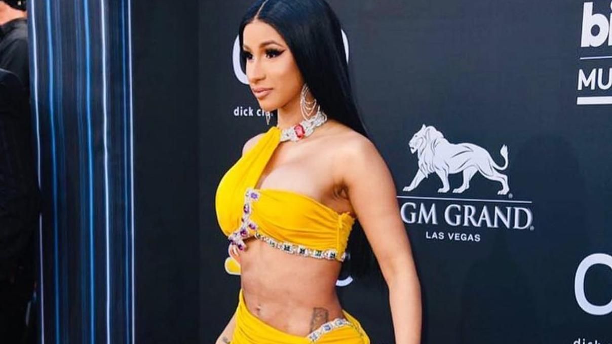 Співачка Cardi B зізналася фанатам, що після пологів над її фігурою працювали хірурги: деталі Співачка Cardi B зізналася фанатам, що після пологів над її фігурою працювали хірурги: деталі
