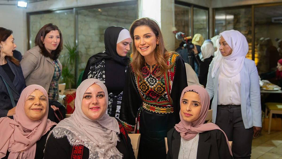 Королева Иордании примерила эффектную бархатную вышиванку: фото