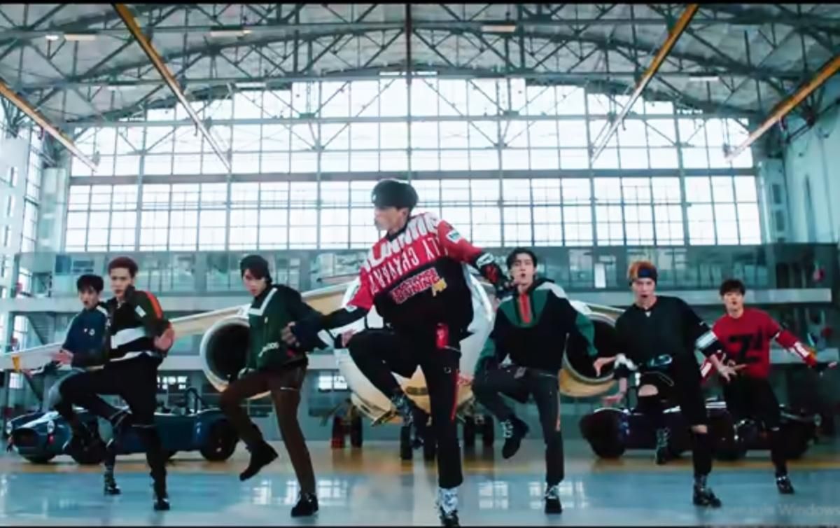 Китайская группа WayV сняла клип в Киеве Китайская группа WayV сняла клип в Киеве