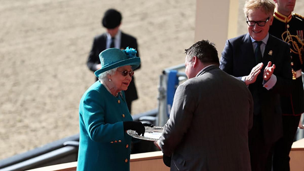 В яскравому пальті та сонцезахисних окулярах: новий вихід королеви Єлизавети ІІ