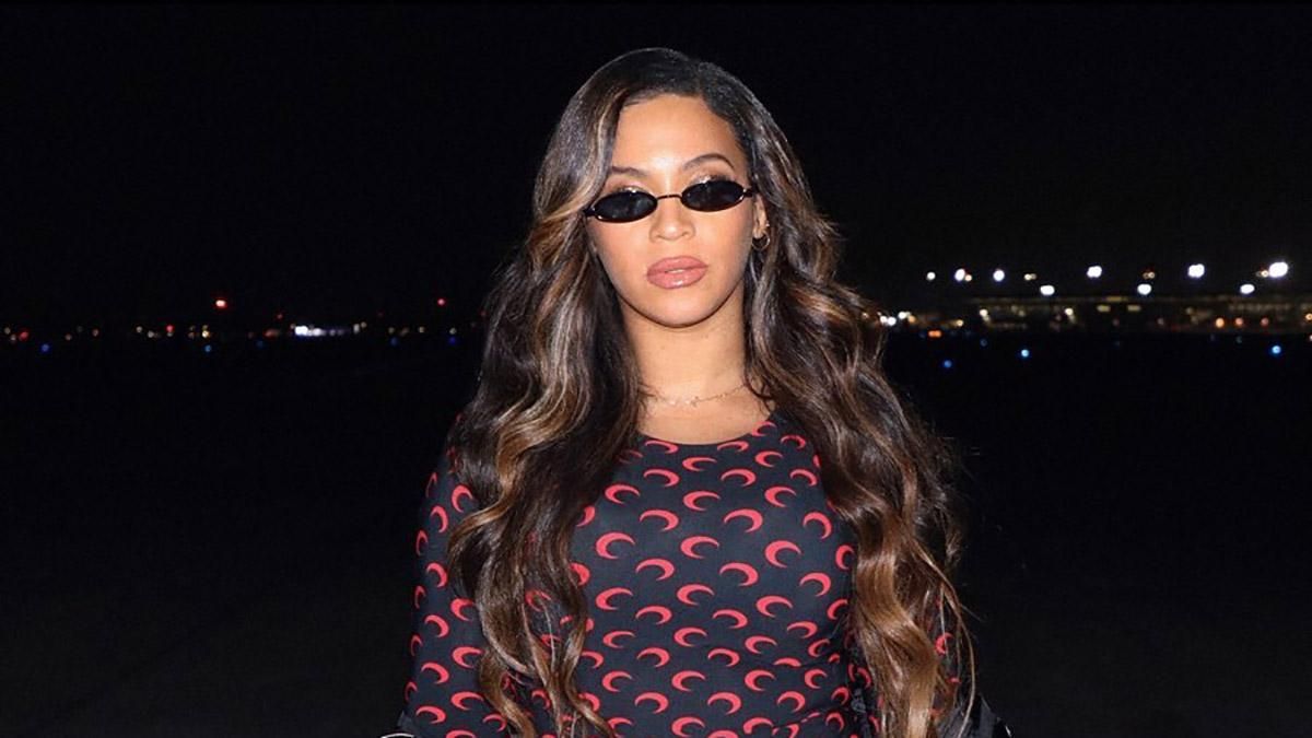 Приталенный комбинезон и лаковый плащ: Бейонсе произвела фурор на баскетбольном матче Приталенный комбинезон и лаковый плащ: Бейонсе произвела фурор на баскетбольном матче