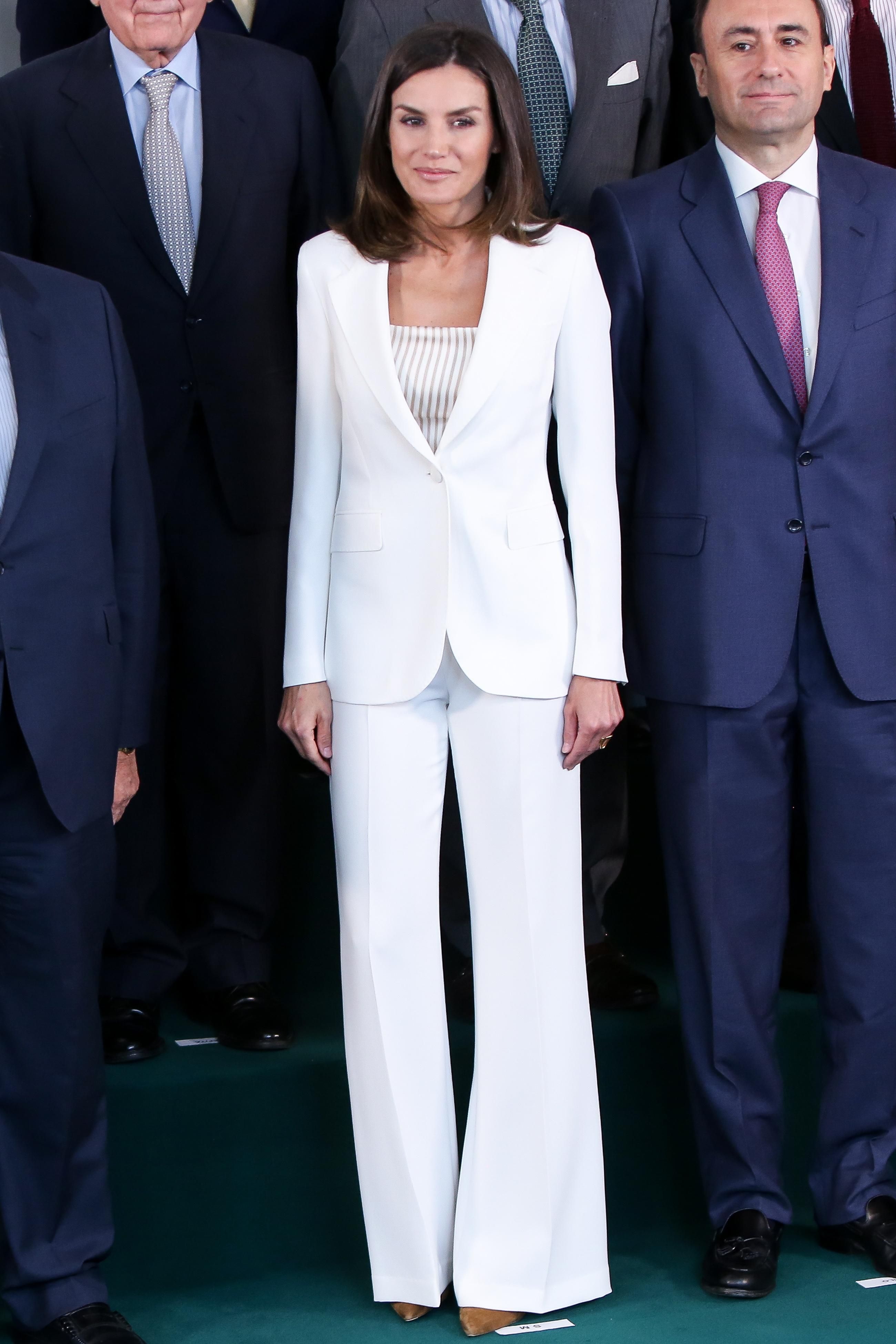 Total look: королева Испании ошеломила белоснежным образом - яркие фото