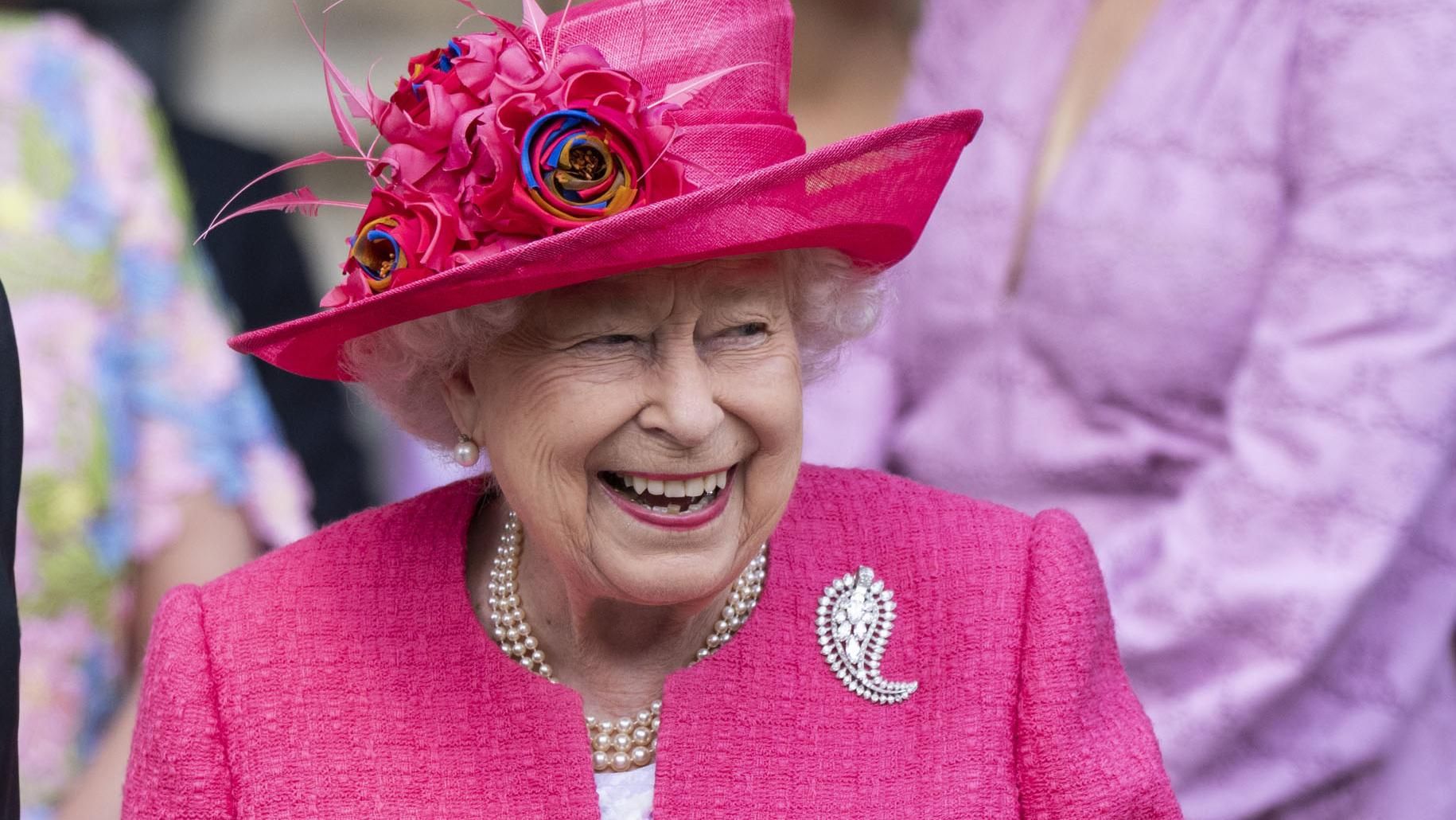 Єлизавета II обрала яскравий образ кольору фуксії на весілля своєї племінниці: фото Єлизавета II обрала яскравий образ кольору фуксії на весілля своєї племінниці: фото