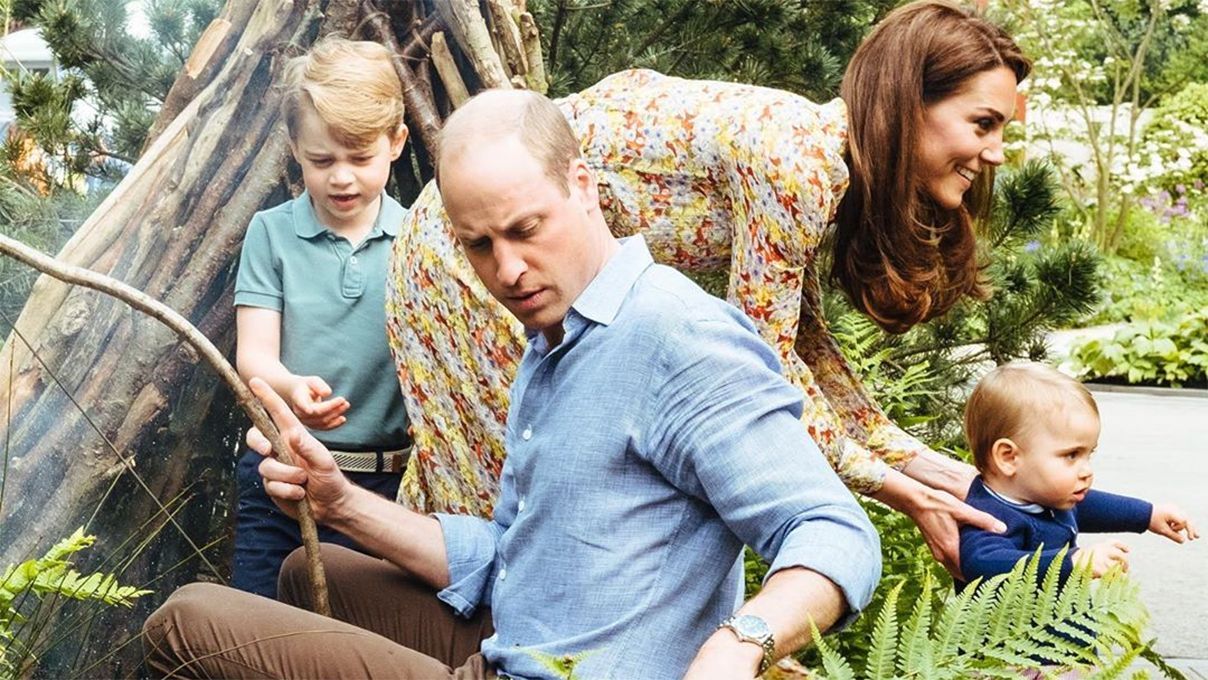 Кейт Миддлтон и принц Уильям поделились семейными снимками с детьми: милые кадры