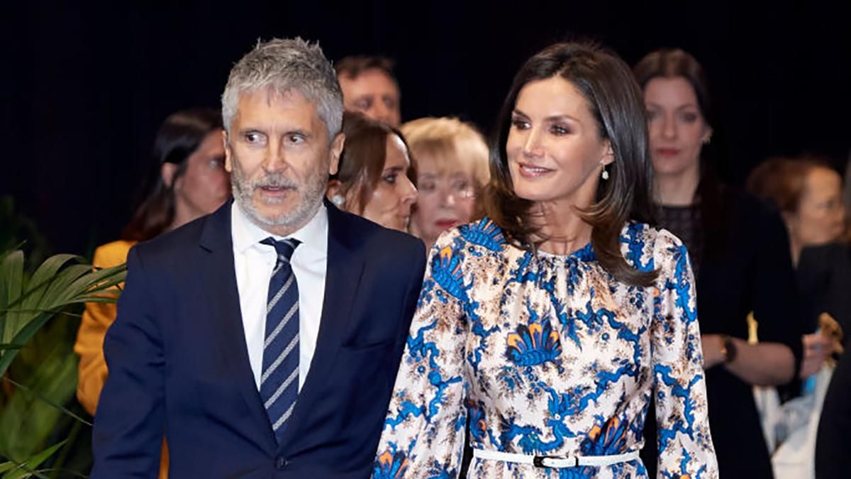 У сукні з яскравим принтом: королева Іспанї взяла участь в урочистій церемонії У сукні з яскравим принтом: королева Іспанї взяла участь в урочистій церемонії