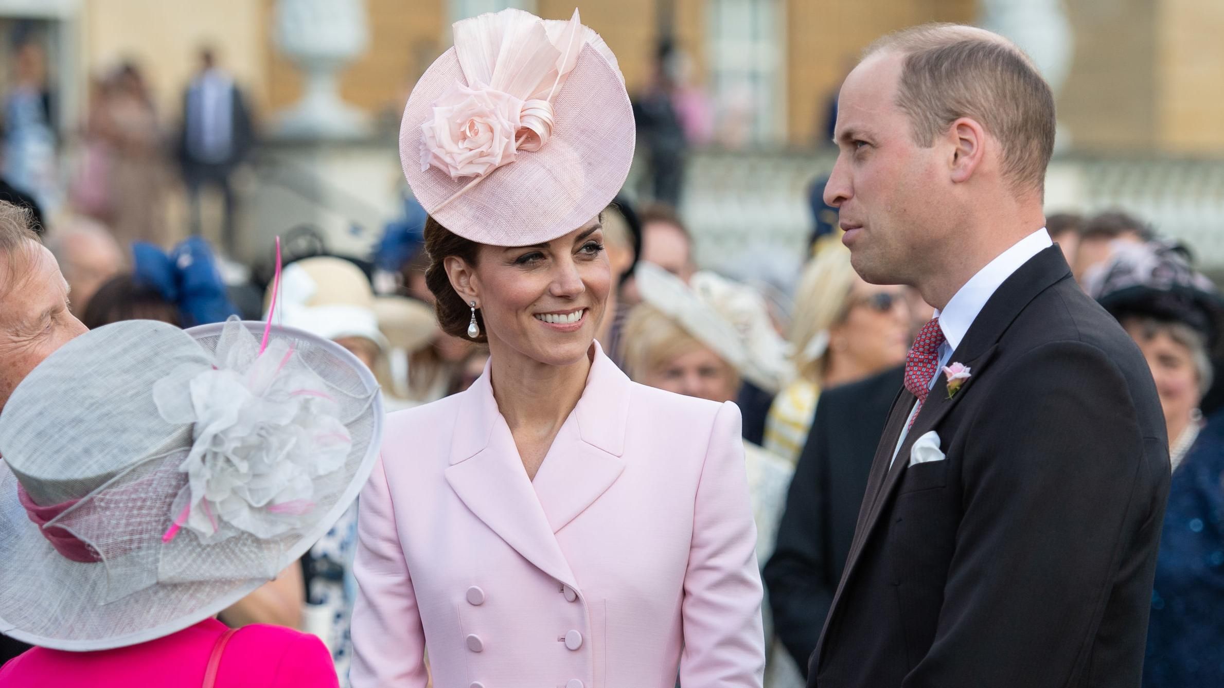 Стильна герцогиня: Кейт Міддлтон зачарувала виходом в елегантній сукні
