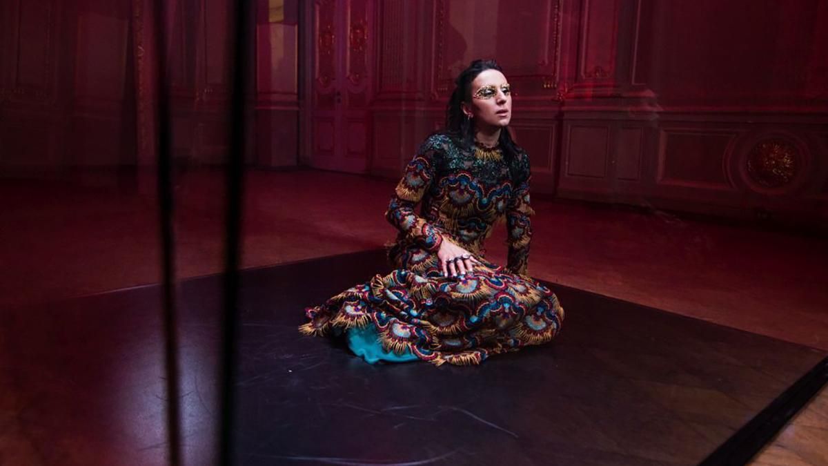 Съемки во дворце и импровизированные танцы: чем удивляла Джамала в новом клипе Solo