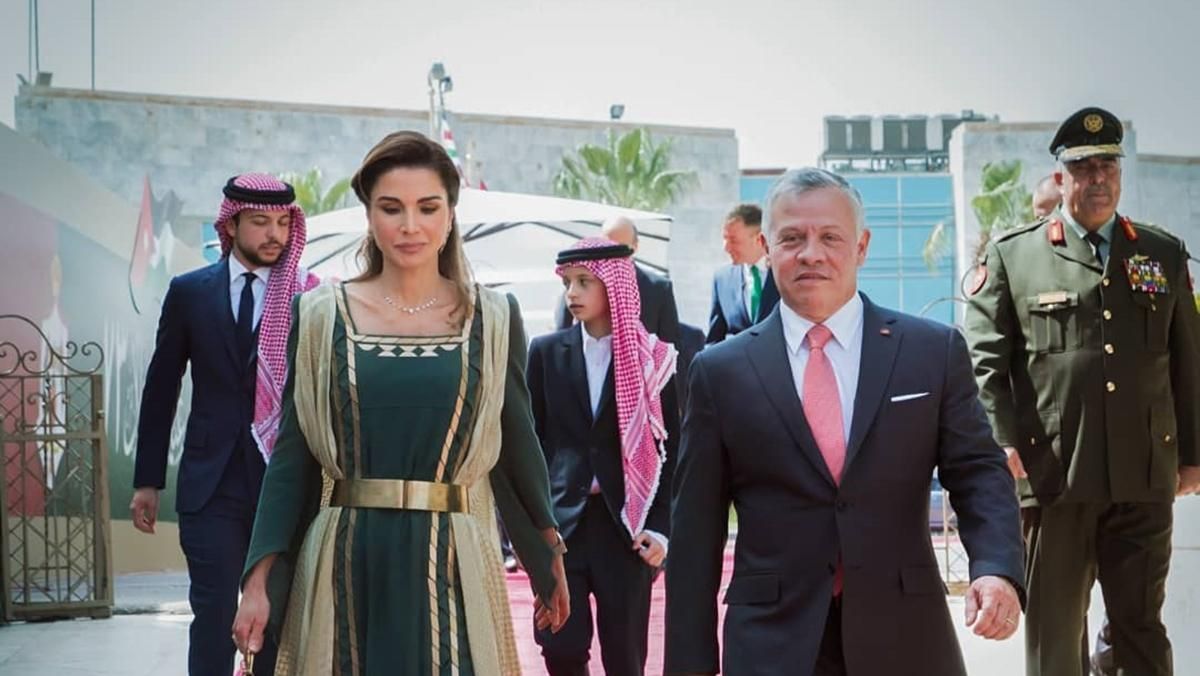 Королева Иордании ошеломила нарядом на День независимости страны: фото
