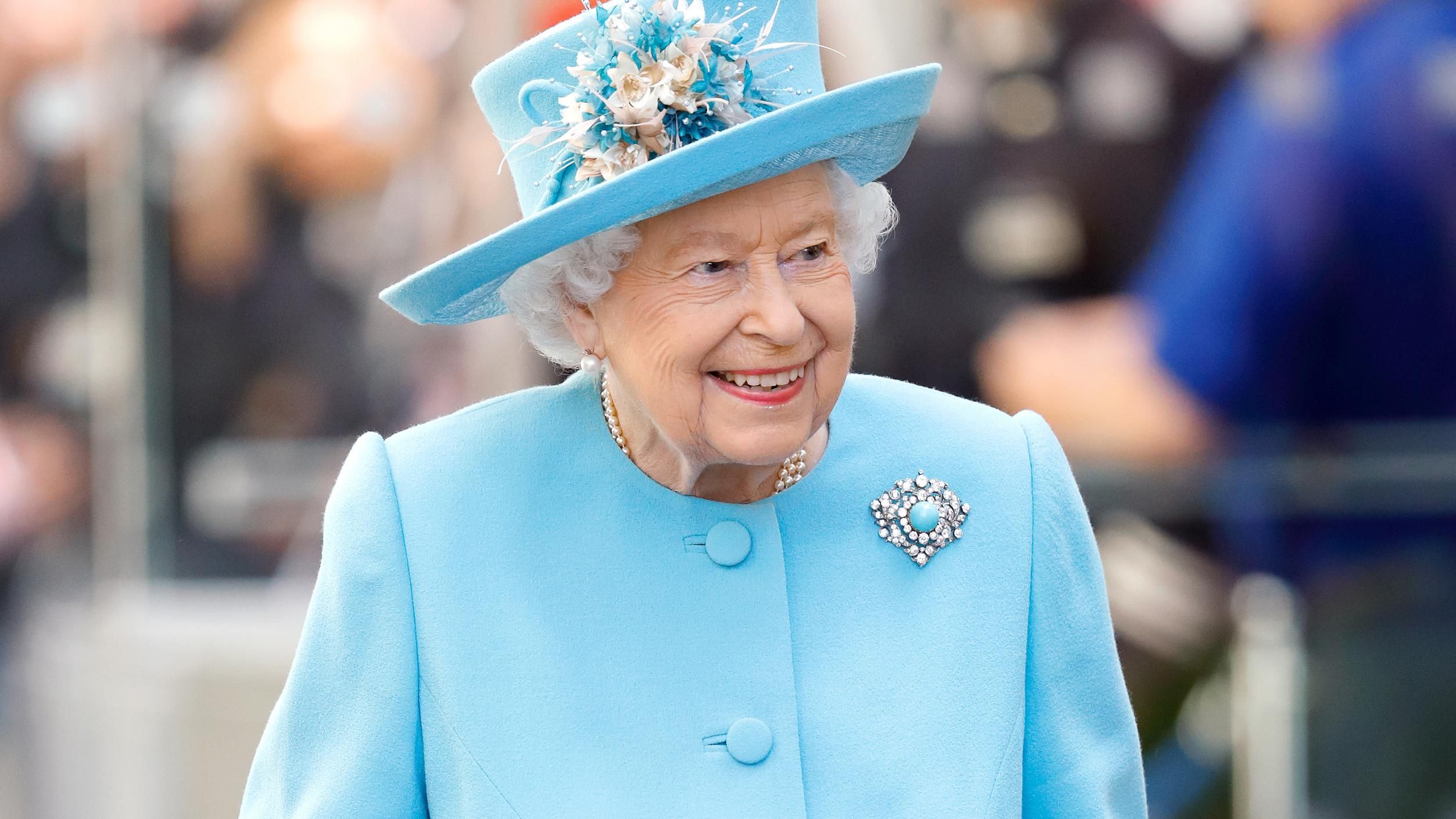 Королівський блакитний: Єлизавета ІІ зачарувала ніжним образом в аеропорту Хітроу
