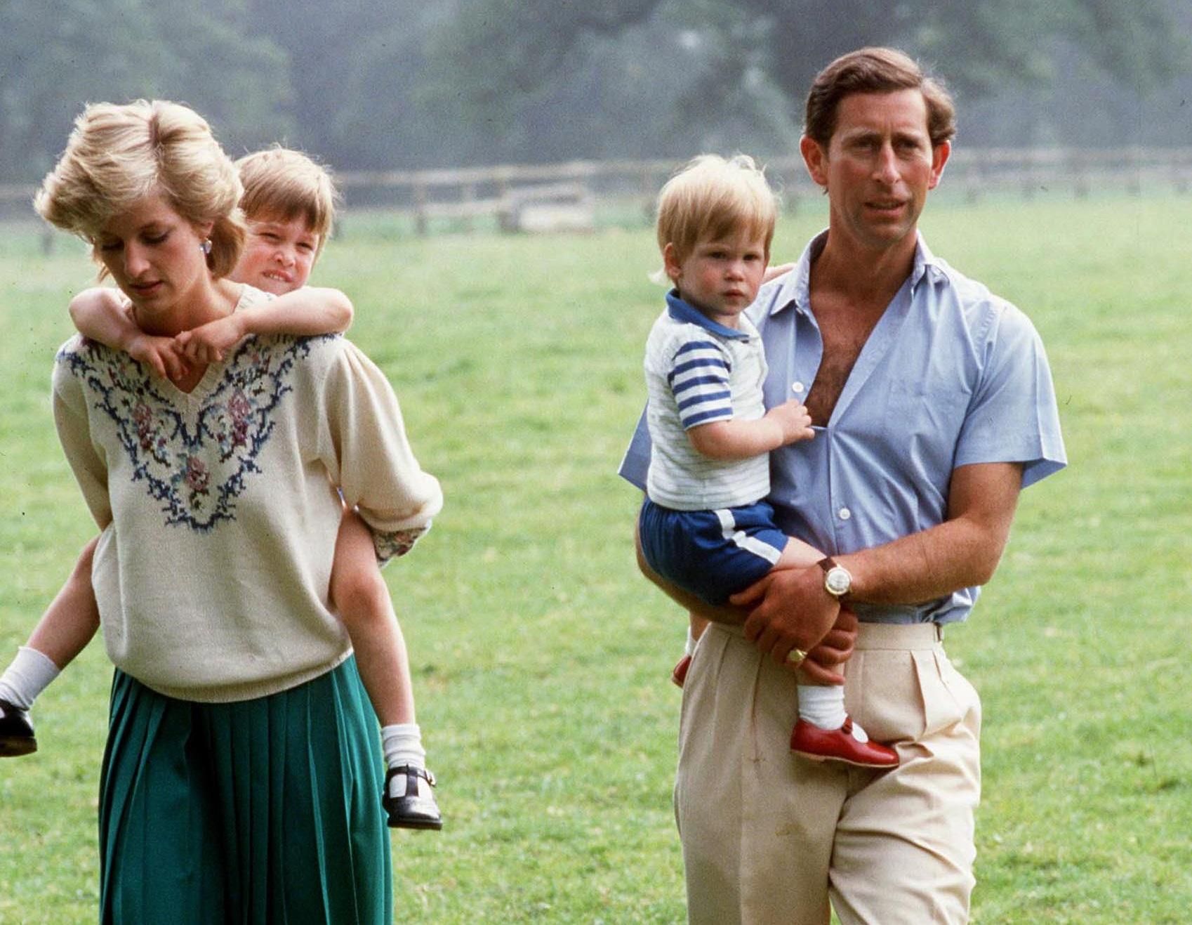 Несподівана знахідка: у мережу потрапили різдвяні листівки з підписом принцеси Діани Несподівана знахідка: у мережу потрапили різдвяні листівки з підписом принцеси Діани