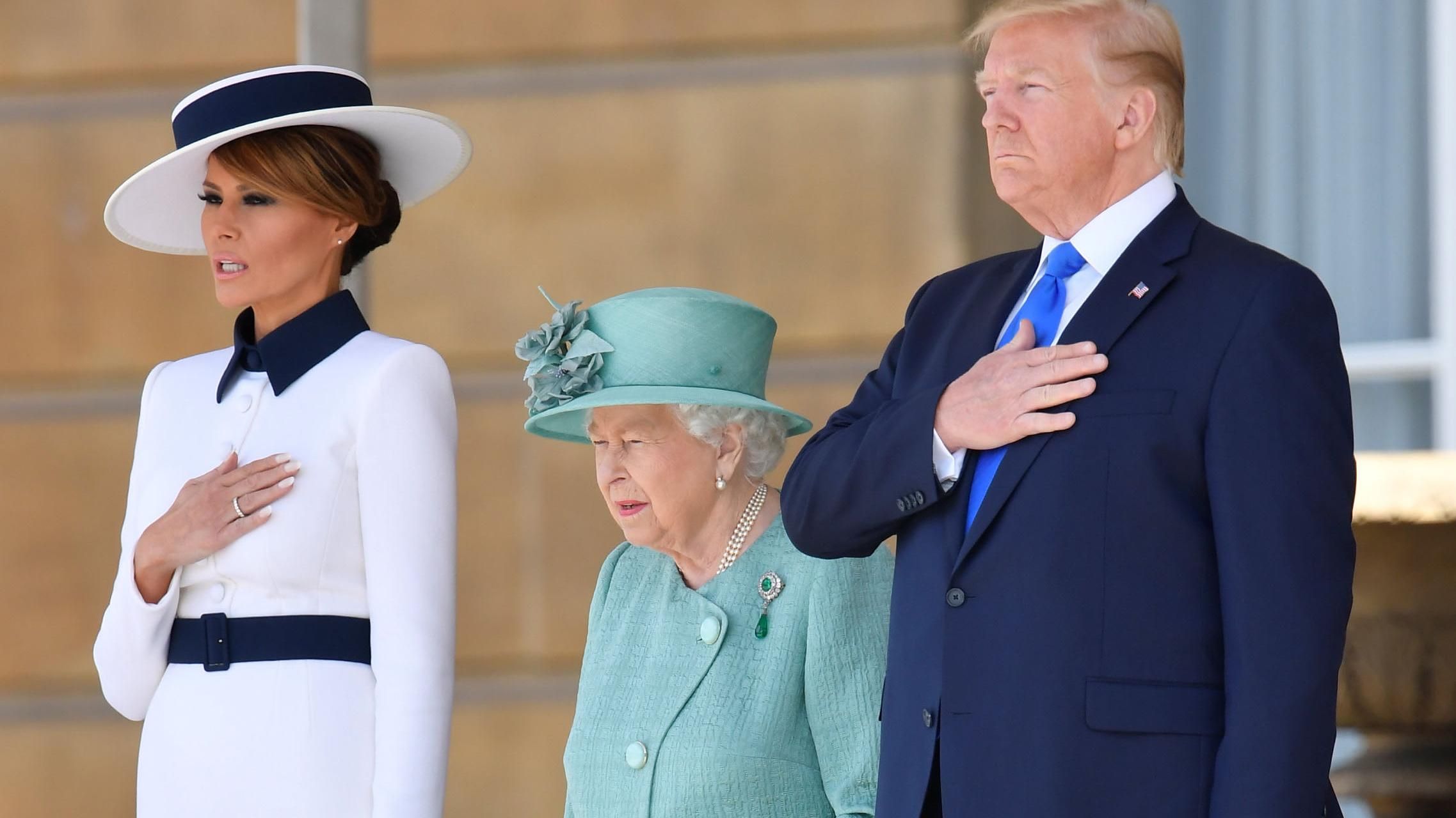 Мелания Трамп засветила интимные части тела на встрече с Елизаветой II: фотофакт Мелания Трамп засветила интимные части тела на встрече с Елизаветой II: фотофакт