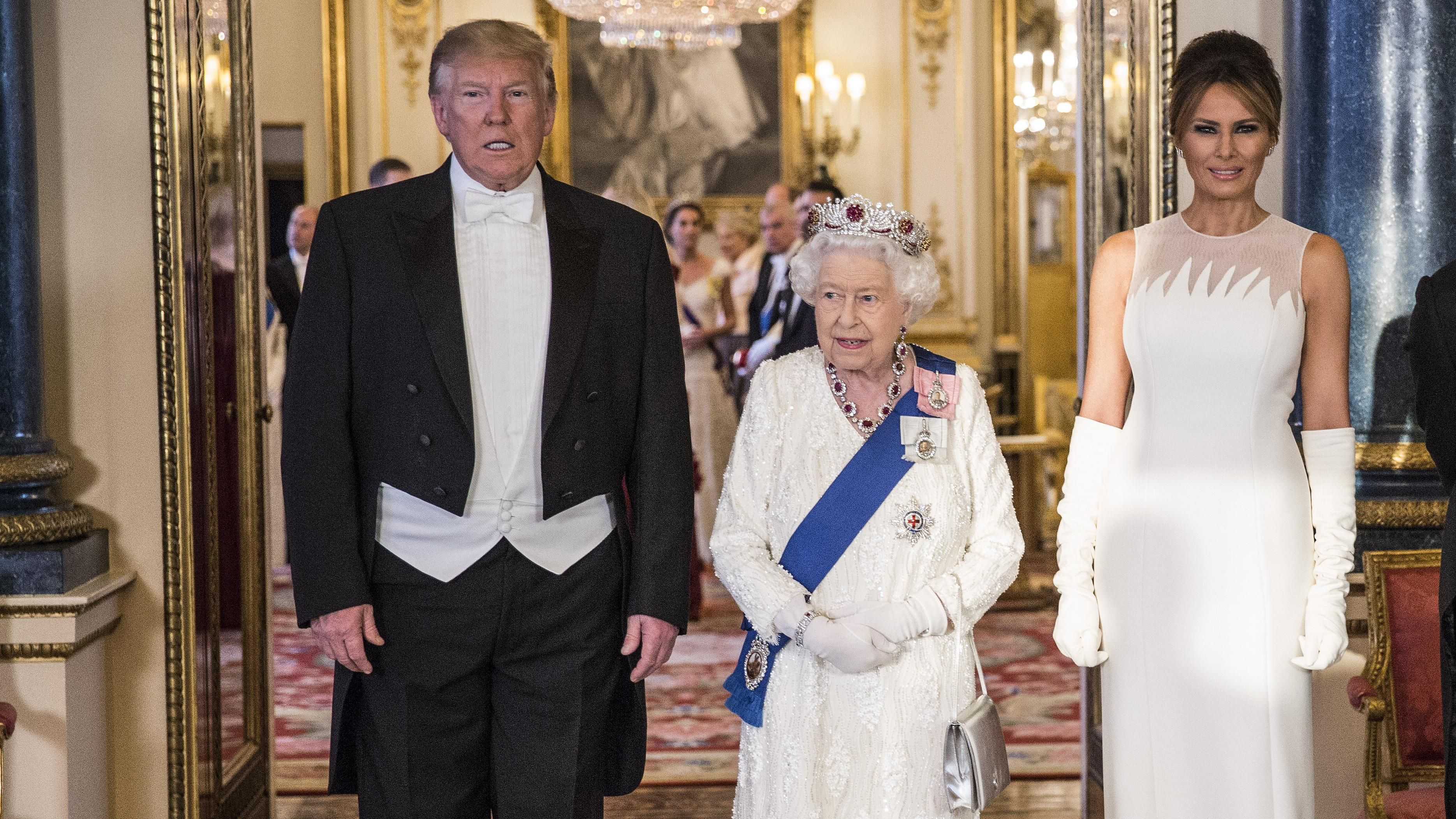 Леди в белом: Кейт Миддлтон, Елизавета II и Мелания Трамп пришли на ужин в роскошных платьях