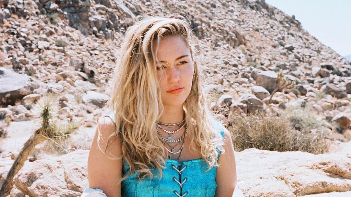 На Майлі Сайрус накинувся її прихильник: відео На Майлі Сайрус накинувся її прихильник: відео