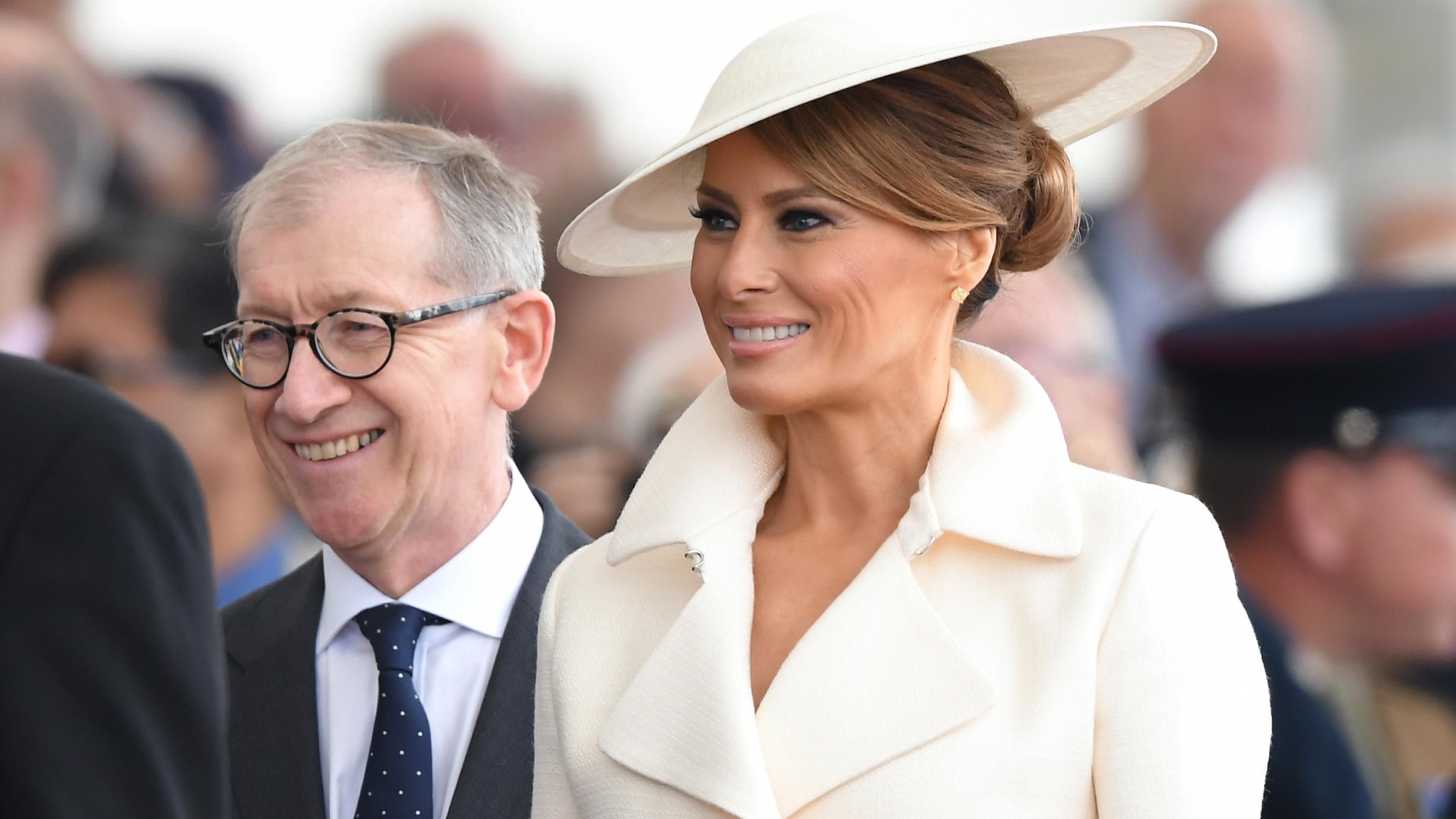 У світлому total look: Меланія Трамп завершила тур до Великобританії у витонченому образі У світлому total look: Меланія Трамп завершила тур до Великобританії у витонченому образі