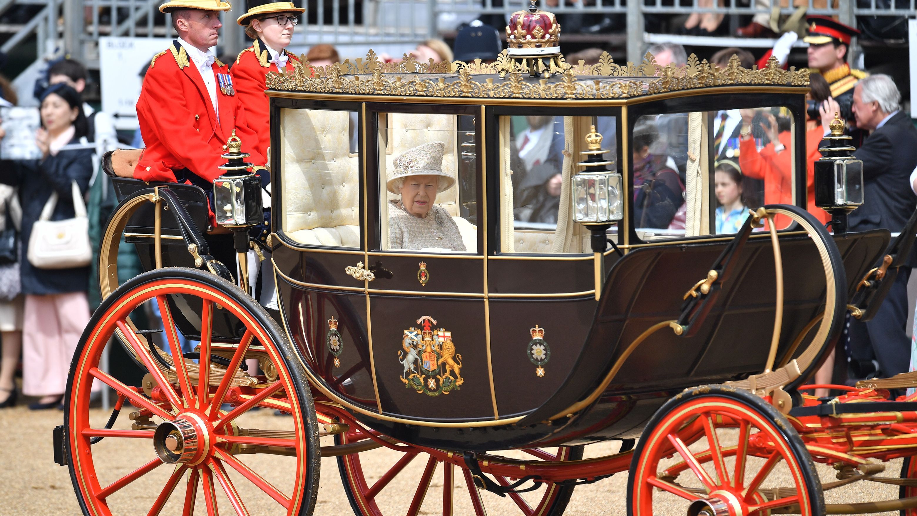 Официальное празднование дня рождения Елизаветы II: роскошный выход 93-летней королевы и семьи