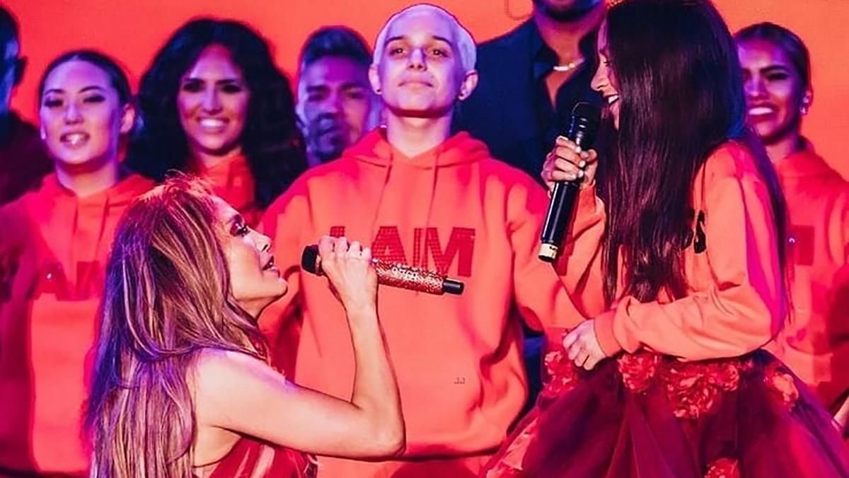 Видео дня: Дженнифер Лопес спела на одной сцене со своей дочерью Эммой