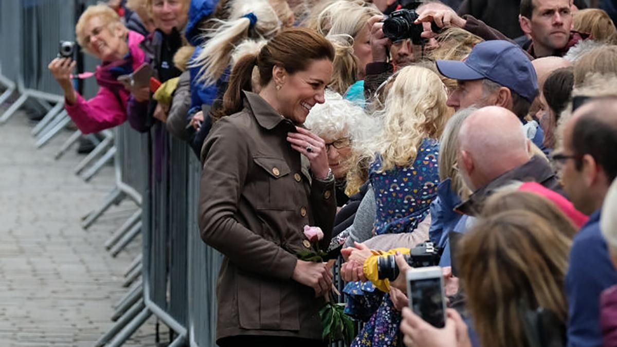 Без каблуков и элегантного платья: Кейт Миддлтон засветила повседневный образ в Камбрии Без каблуков и элегантного платья: Кейт Миддлтон засветила повседневный образ в Камбрии