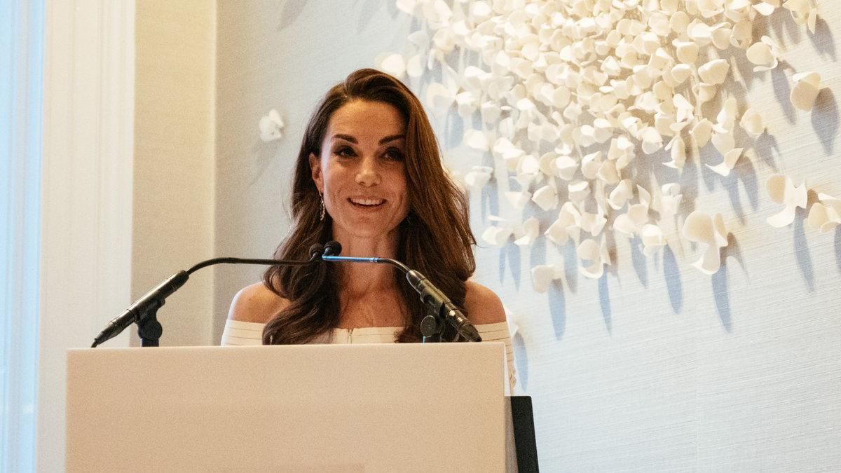 У білій сукні з оголеними плечима: Кейт Міддлтон приголомшила новим виходом У білій сукні з оголеними плечима: Кейт Міддлтон приголомшила новим виходом