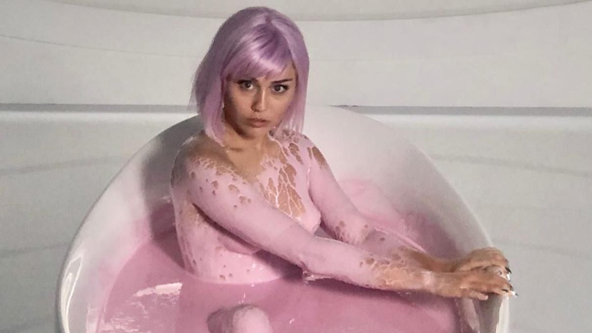 Майли Сайрус сняла клип в стиле "Черного зеркала", где сыграла главную роль Майли Сайрус сняла клип в стиле "Черного зеркала", где сыграла главную роль