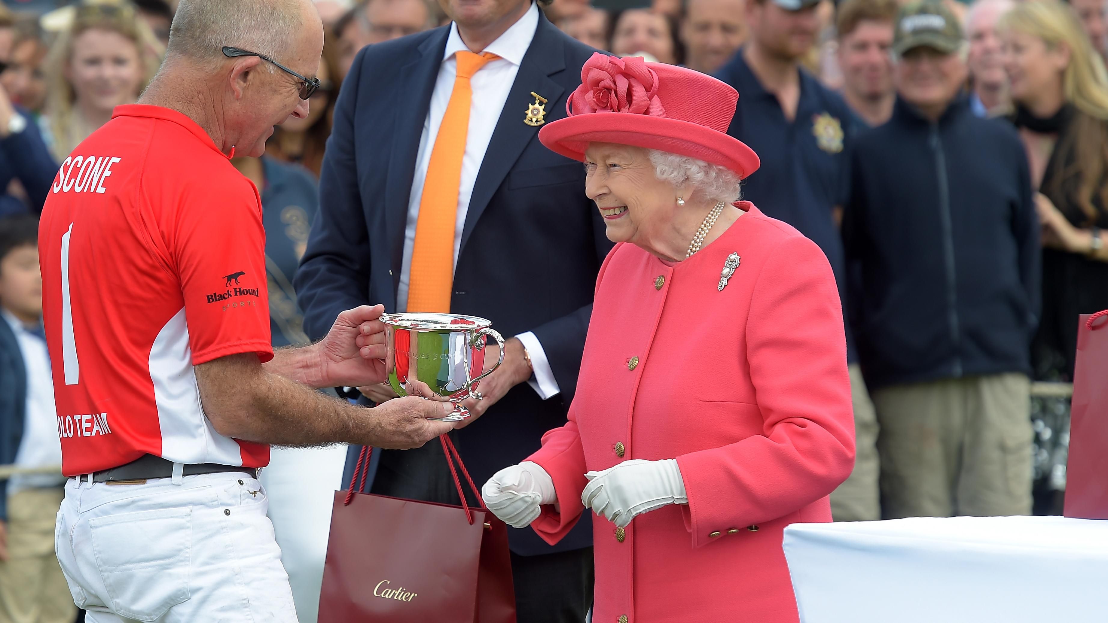 У святковому рожевому та хорошому гуморі: Єлизавета ІІ відвідала фінал кубка поло 