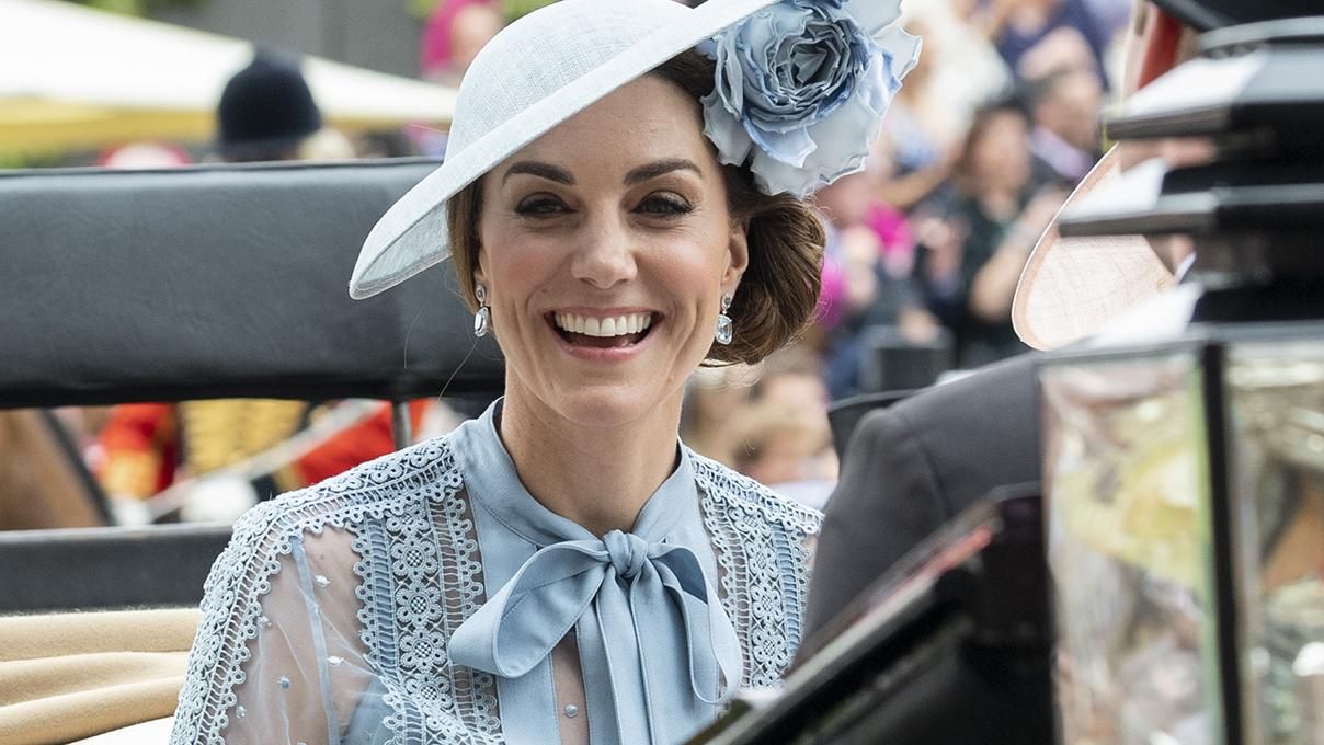 Кейт Міддлтон приміряла елегантну сукню від ліванського кутюр'є: стильні фото герцогині Кейт Міддлтон приміряла елегантну сукню від ліванського кутюр'є: стильні фото герцогині