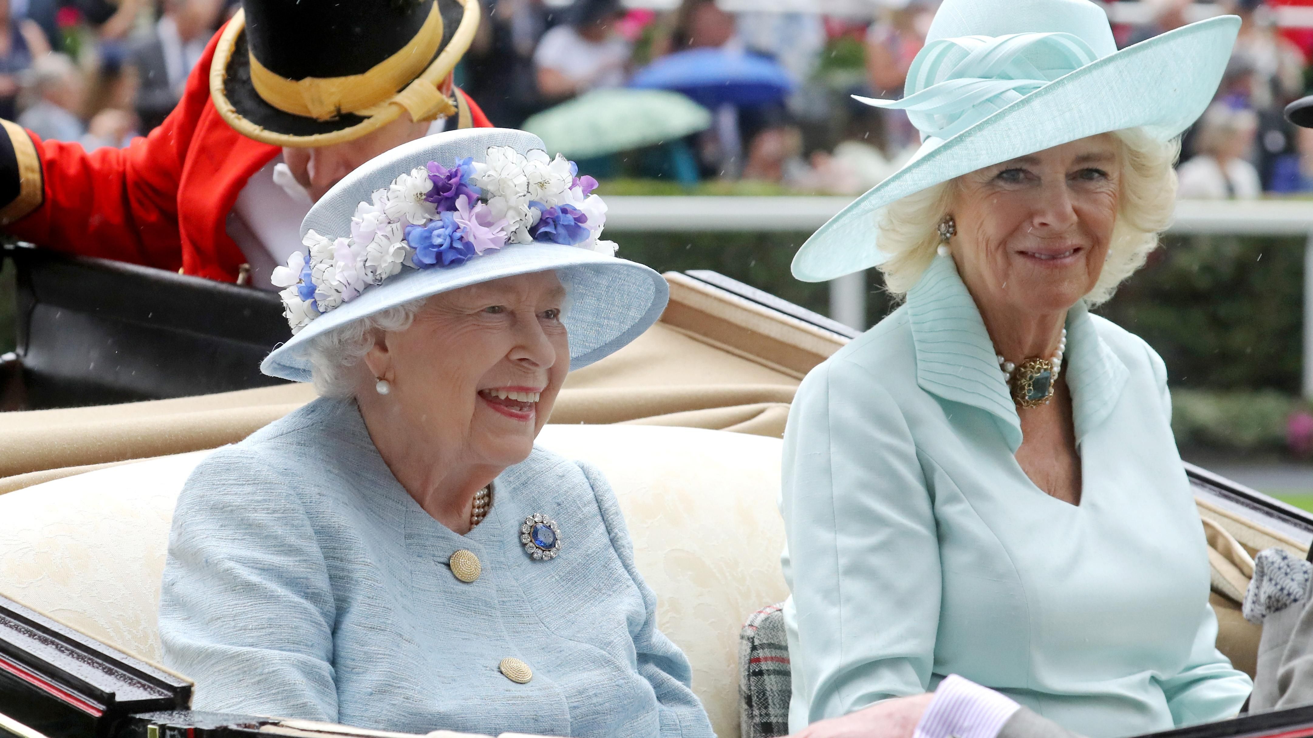 Цвет настроения – голубой: Елизавета II снова появилась на скачках в пальто голубого оттенка