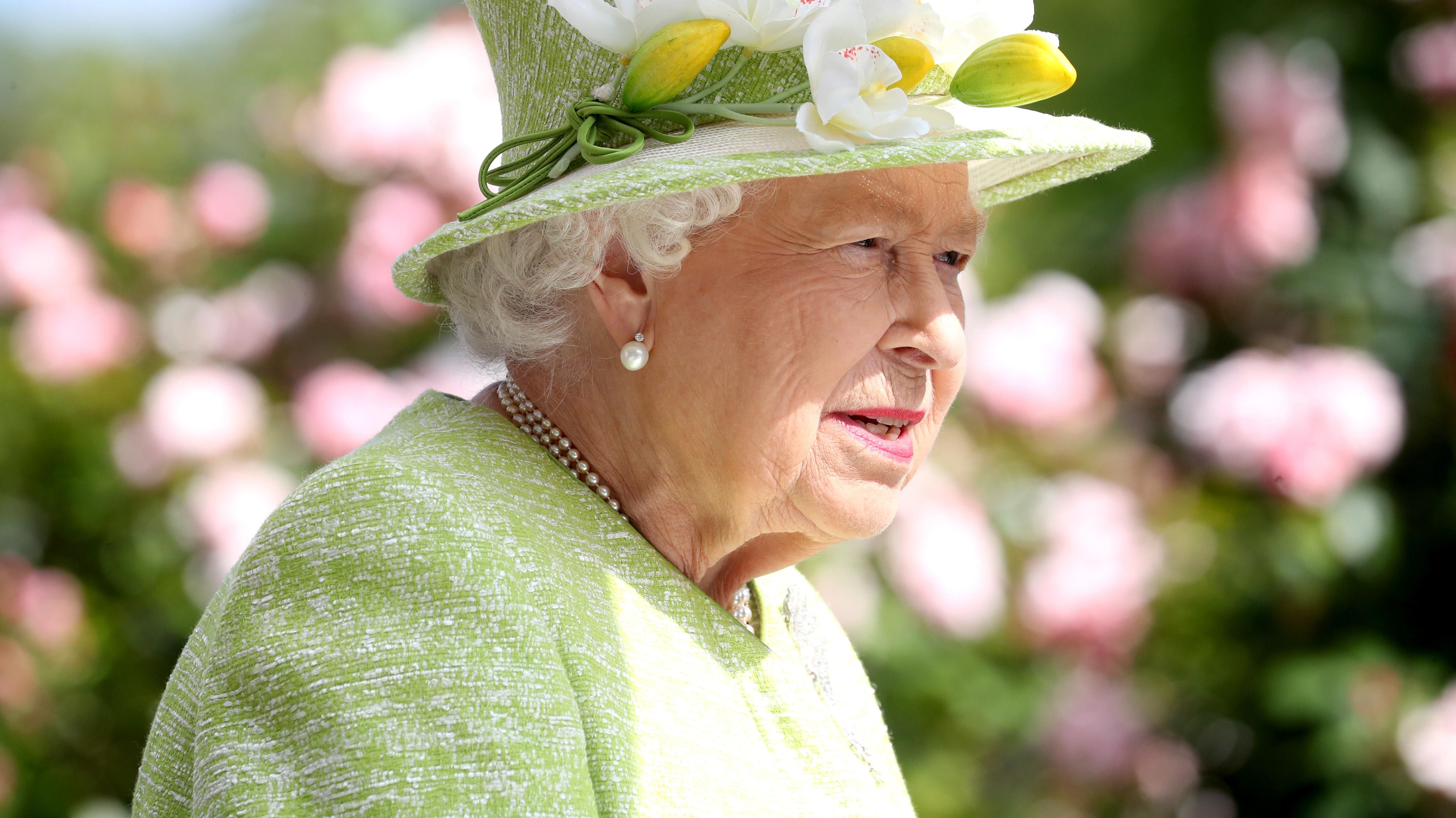 Єлизавета ІІ замилувала яскравим образом на королівських кінних перегонах: стильні фото