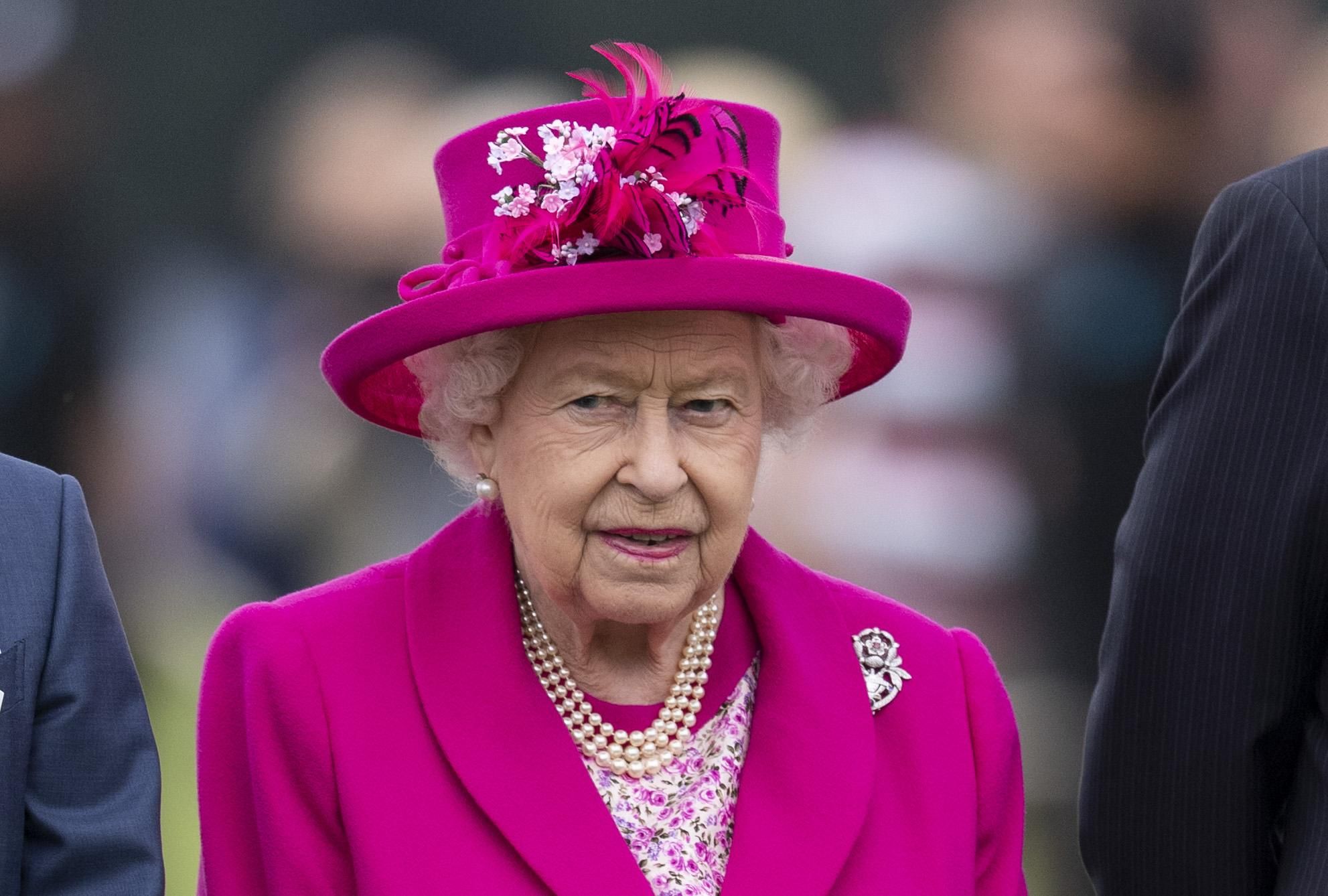 В цвете фуксии: улыбающаяся Елизавета II примерила яркий наряд на турнире по поло