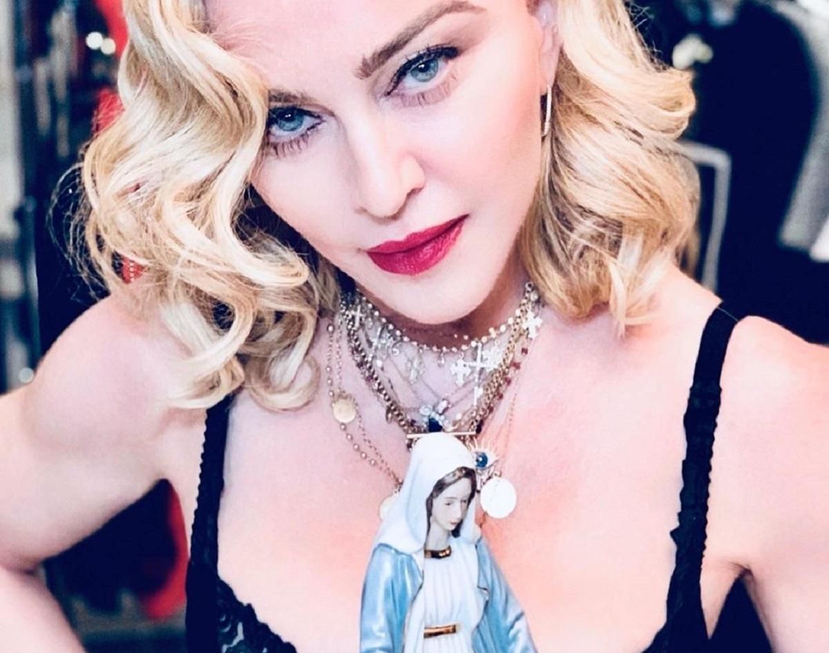 Мадонна заговорила об опасности свободного доступа к оружию в песне God Control: видеоклип