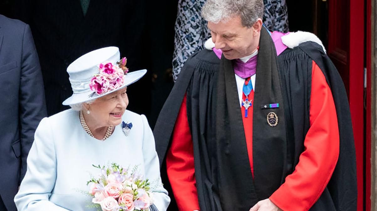 Королевская безупречность: Елизавета II сходила в церковь в эффектном наряде