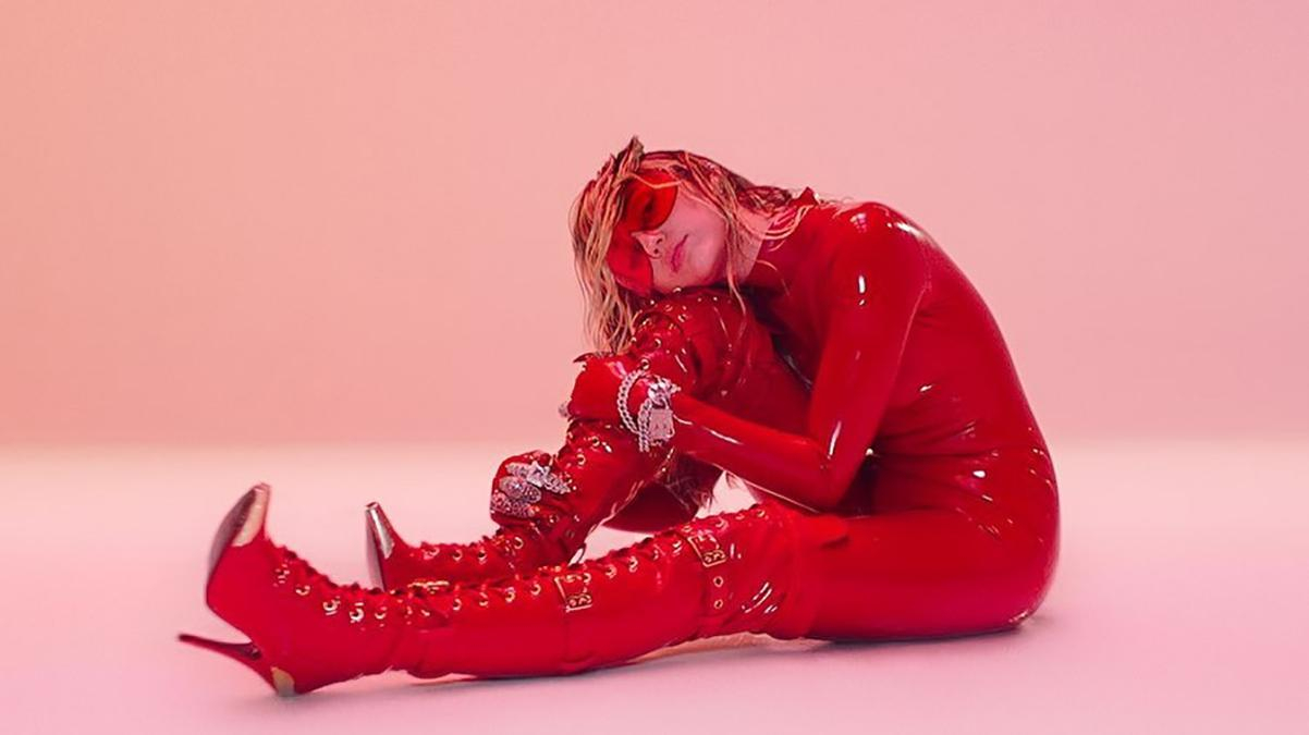 Майли Сайрус выпустила скандальный видеоклип Mother's Daughter о феминизме: откровенное видео