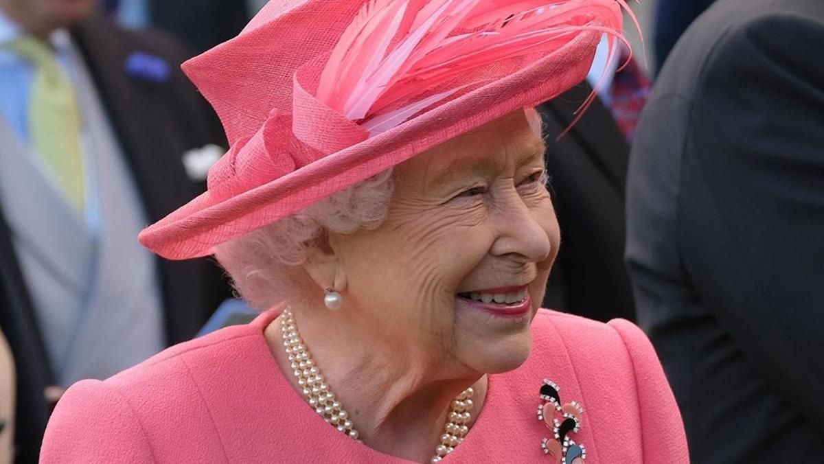 Вся в рожевому: королева Єлизавета ІІ з'явилась на садовій вечірці – фото