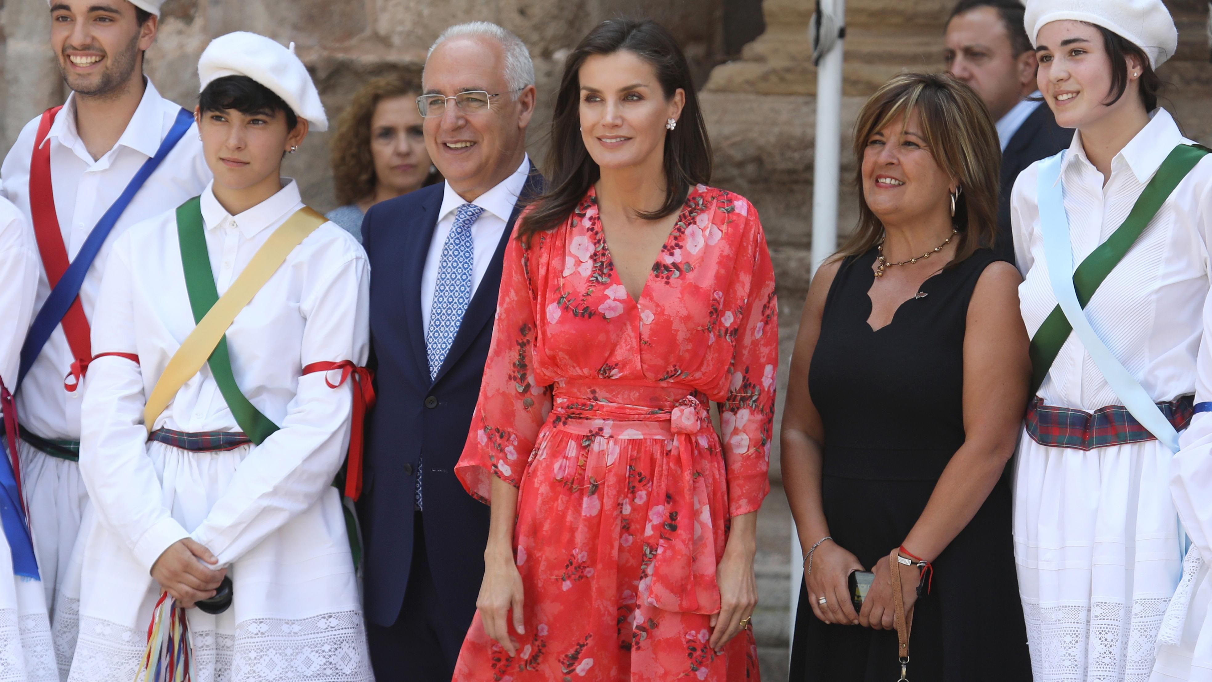 Королева Летиція засвітила романтичну коралову сукню на офіційному заході