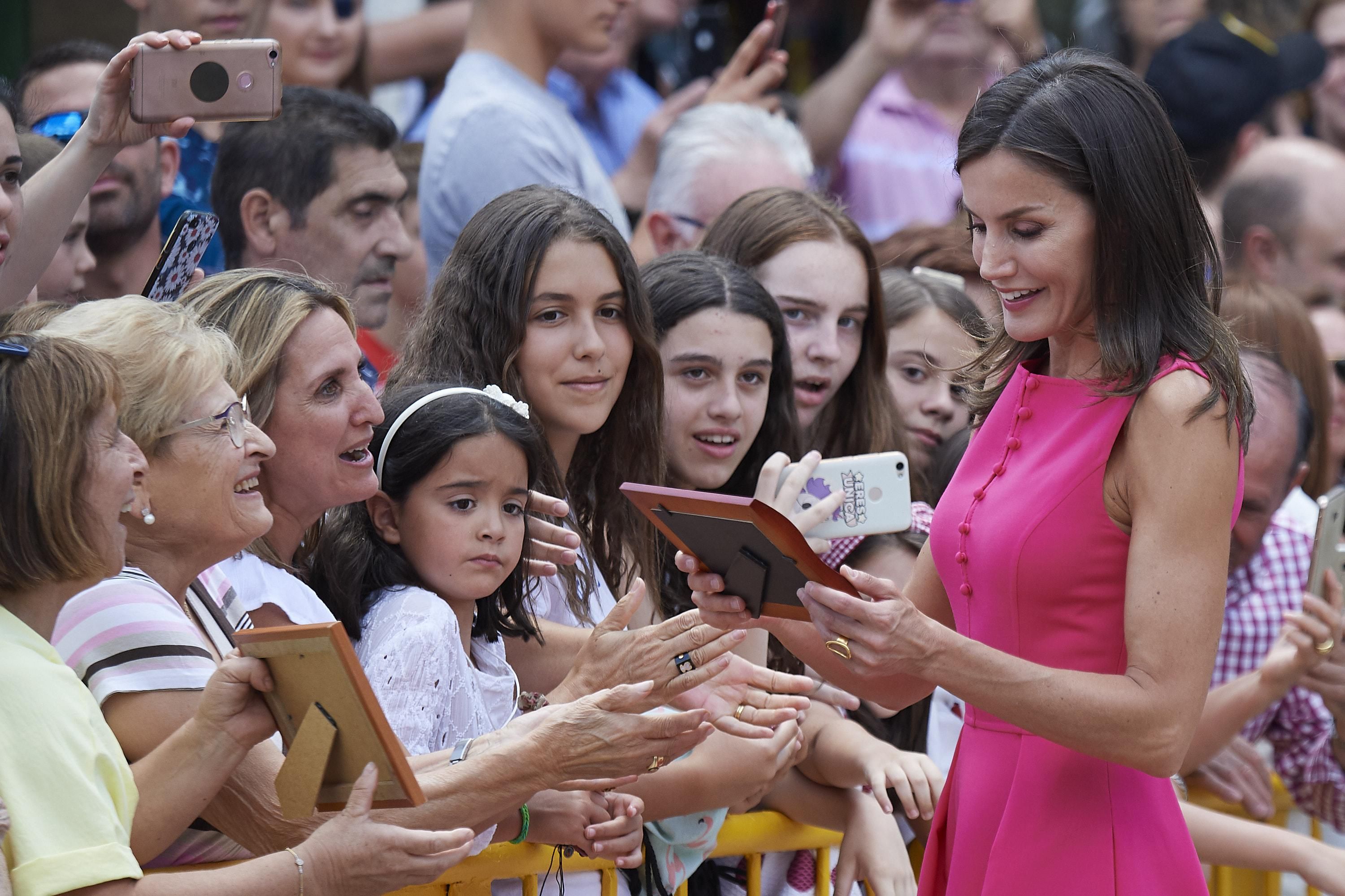 У сукні кольору фуксії: ефектний вихід королеви Іспанії Летиції задає тренд