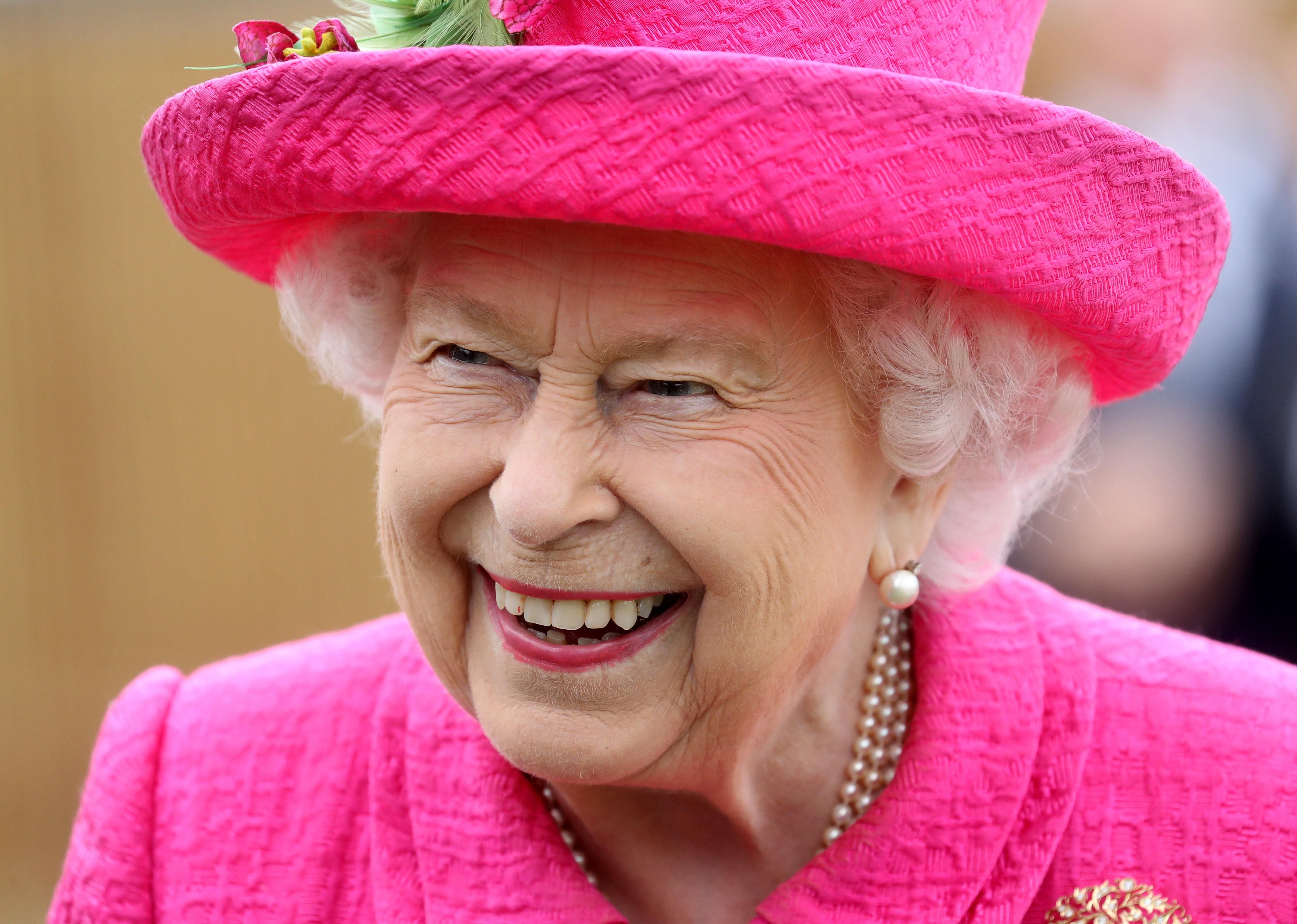 93-річна Єлизавета II приголомшує: чому королева взяла у руки лопату – відео