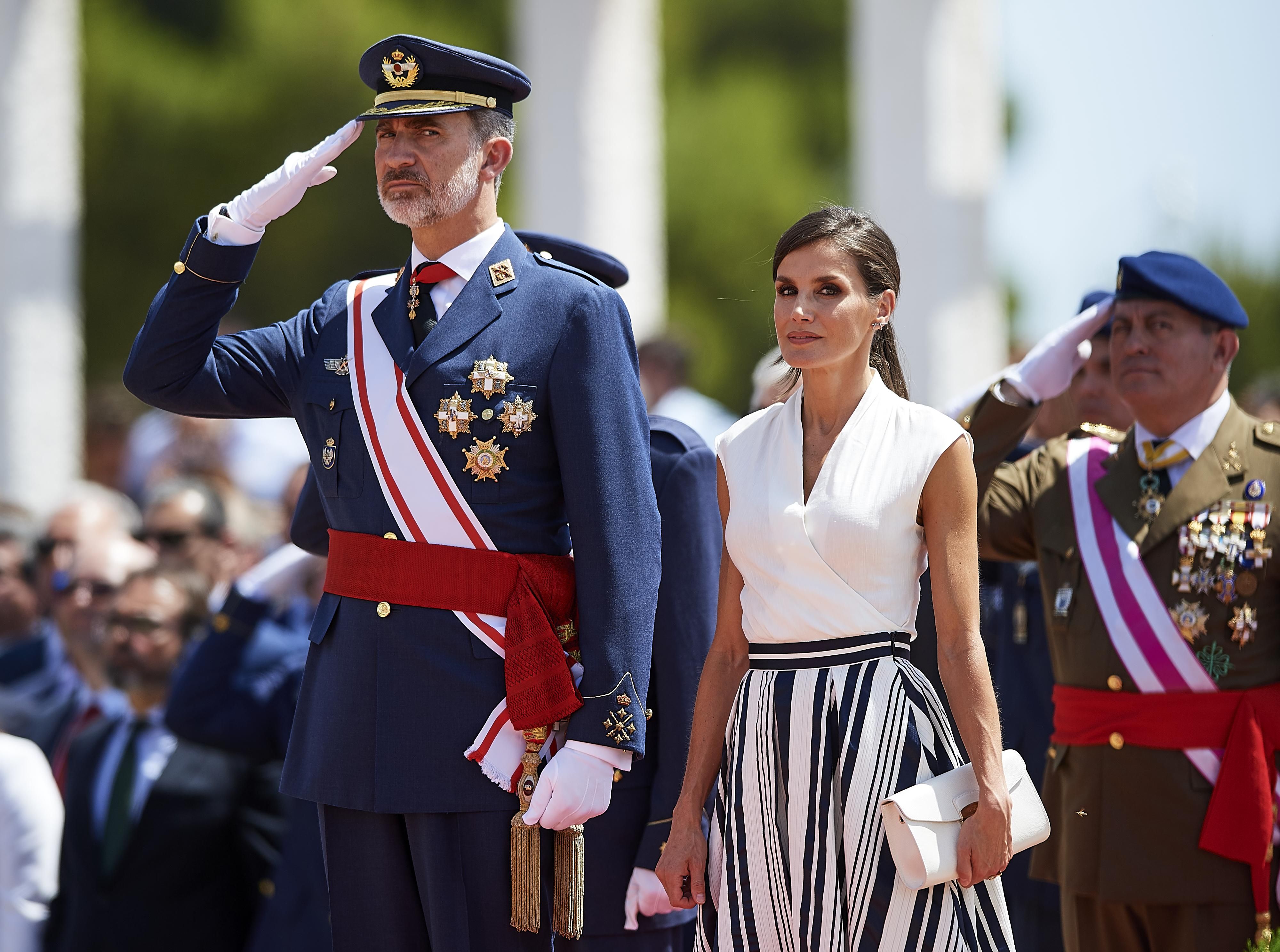 В топе от Zara и миди-юбки: королева Испании Летиция показала беспроигрышный образ