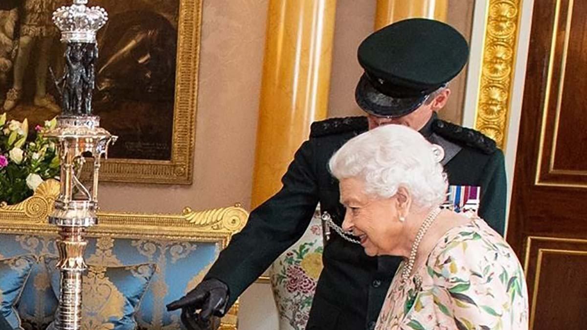 Елизавета II засветила новое платье с флористическим принтом: волшебные фото Елизавета II засветила новое платье с флористическим принтом: волшебные фото