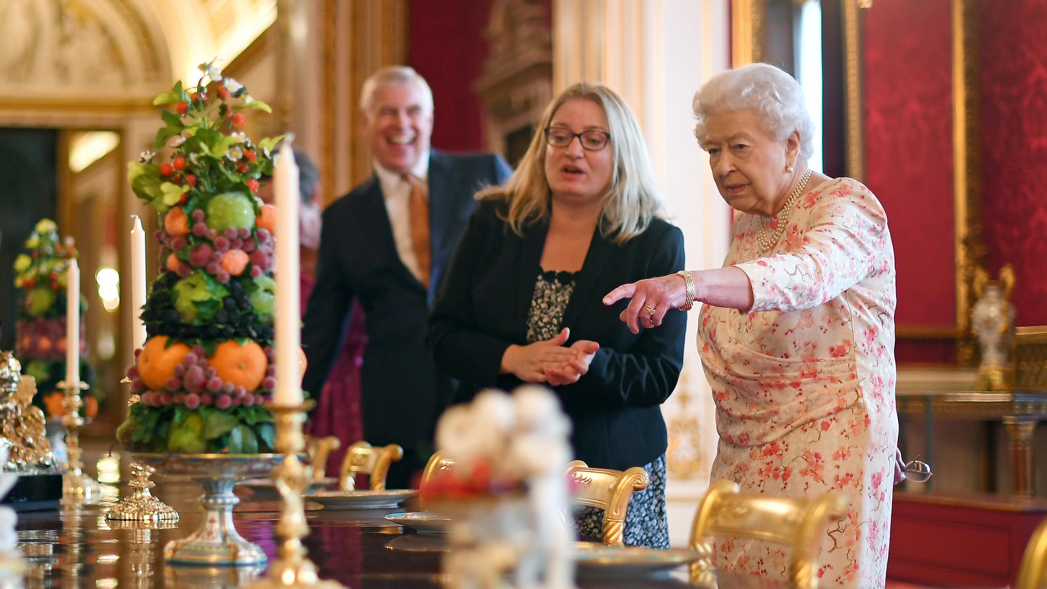 Єлизавета ІІ у квітковій сукні відкрила виставку: серед експонатів – шкатулка з дитячими зубами