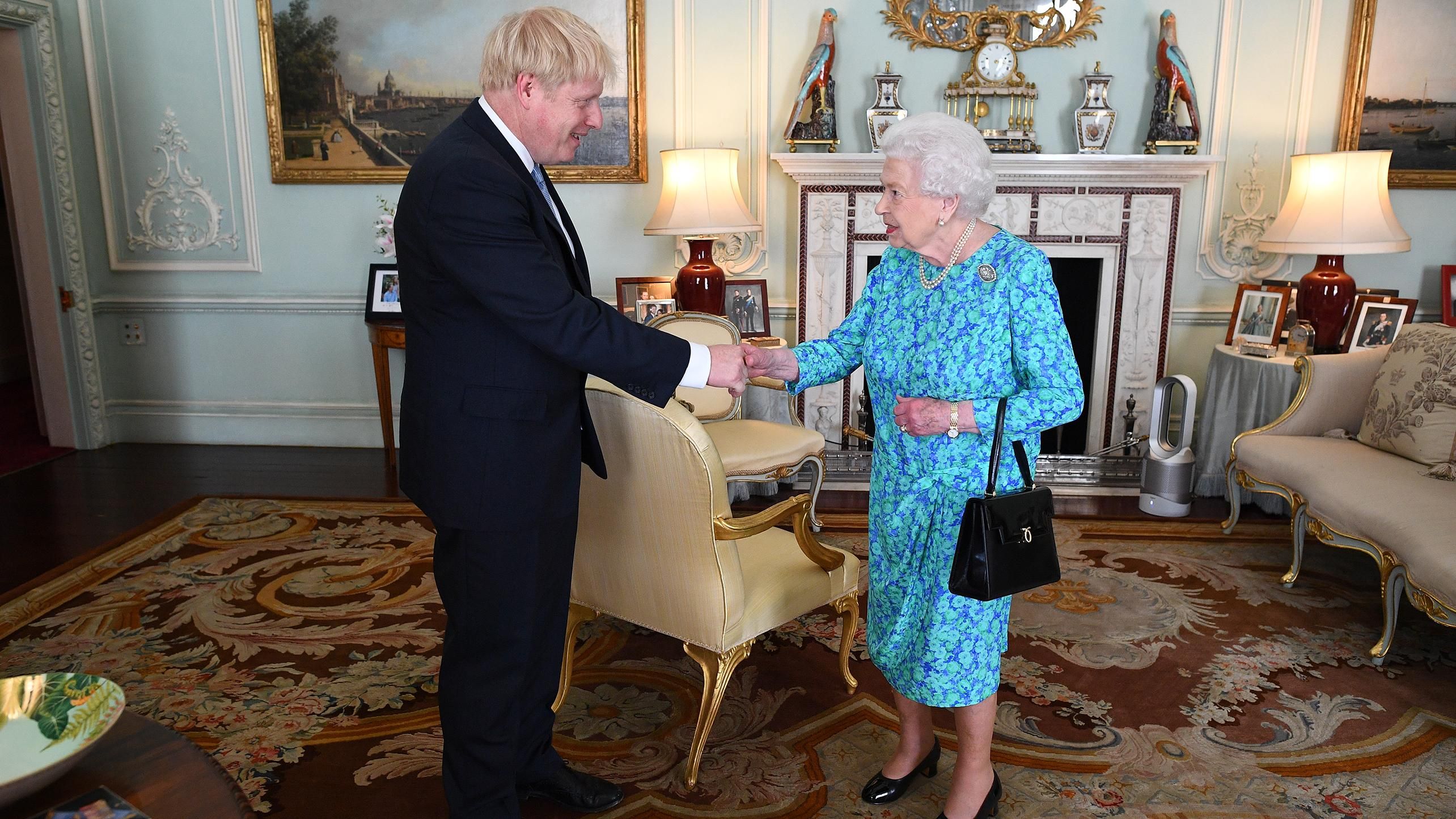 Елизавета II назначила Бориса Джонсона премьер-министром Великобритании: красноречивые фото