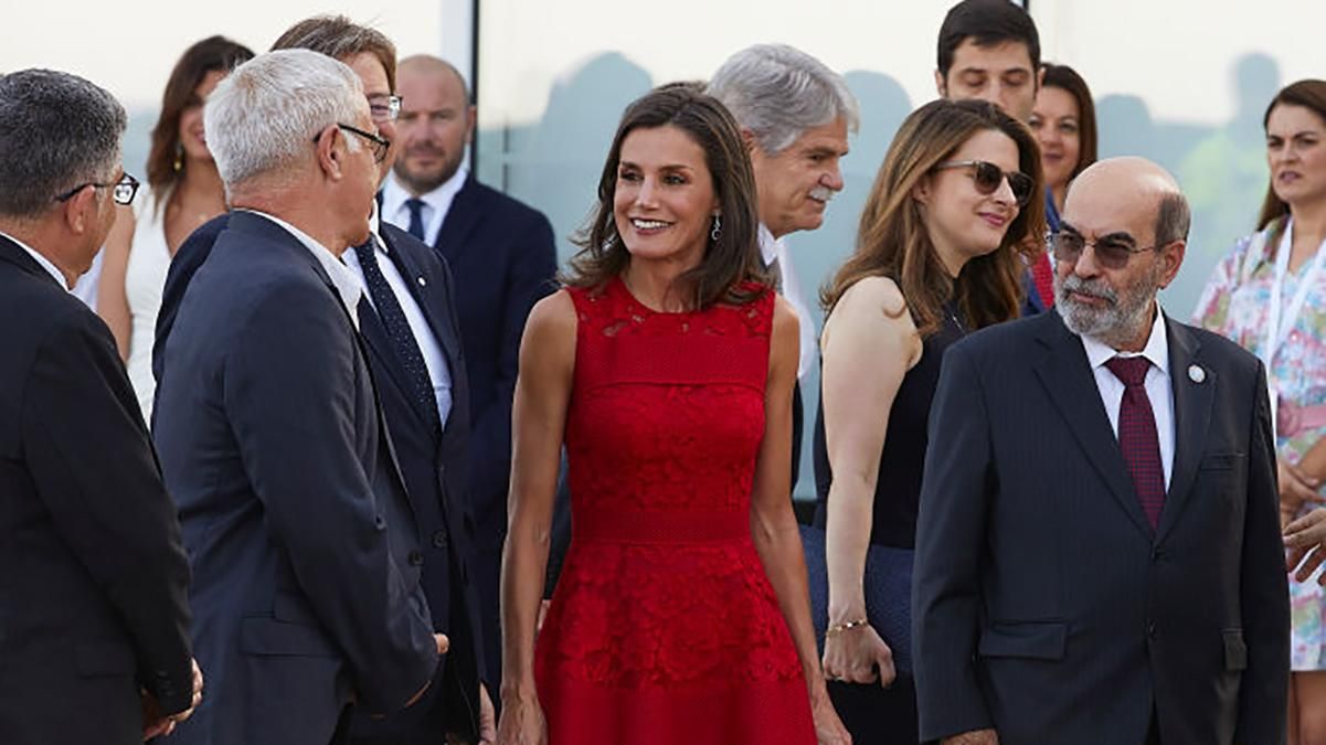 Королева Іспанії засвітила розкішну мереживну сукню на офіційному заході: фото