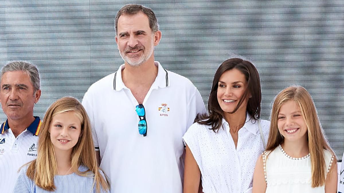 В ефектних літніх вбраннях: королівська сім'я Іспанії вирушила на відпочинок