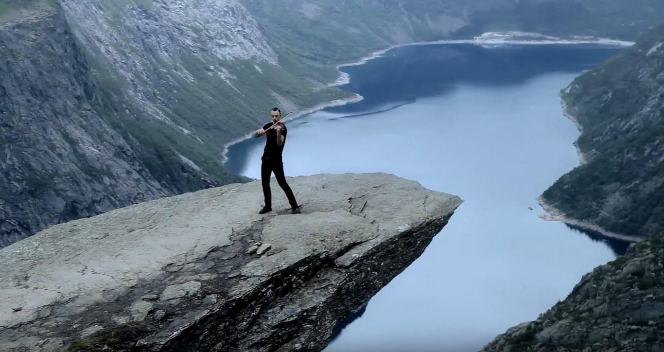 Украинский скрипач исполнил авторскую мелодию на скале в Норвегии: волшебное видео