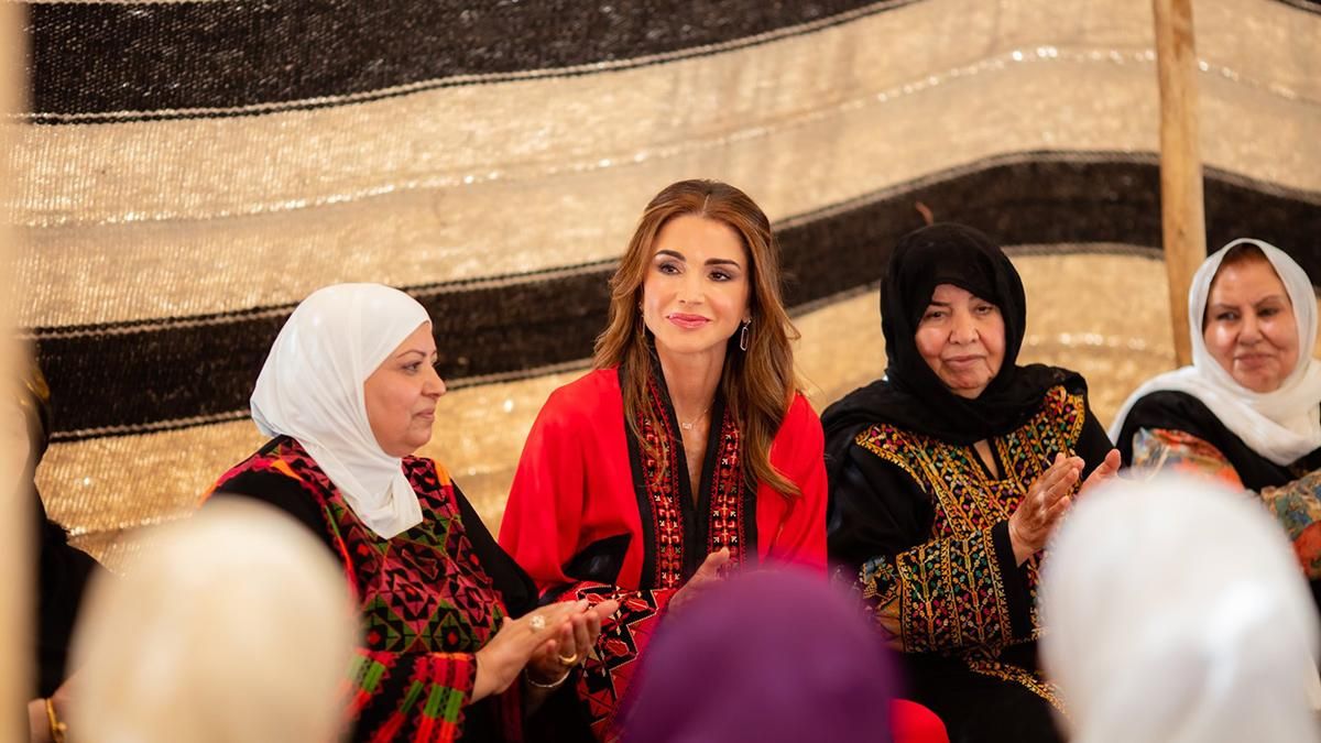 Королева Йорданії засвітила нову вишиту сукню: фото