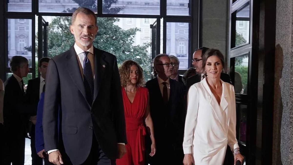 Королевская роскошь: Летиция предстала перед публикой в белоснежном платье Королевская роскошь: Летиция предстала перед публикой в белоснежном платье